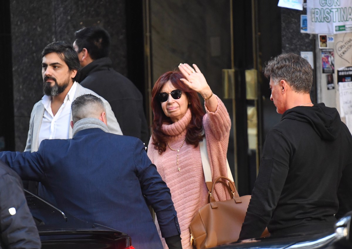 รองประธานาธิบดี Cristina Fernández de Kirchner ของอาร์เจนตินา กล่าวทักทายผู้สนับสนุนขณะที่เธอออกจากบ้านโดยมีอุปกรณ์รักษาความปลอดภัยคุ้มกัน
