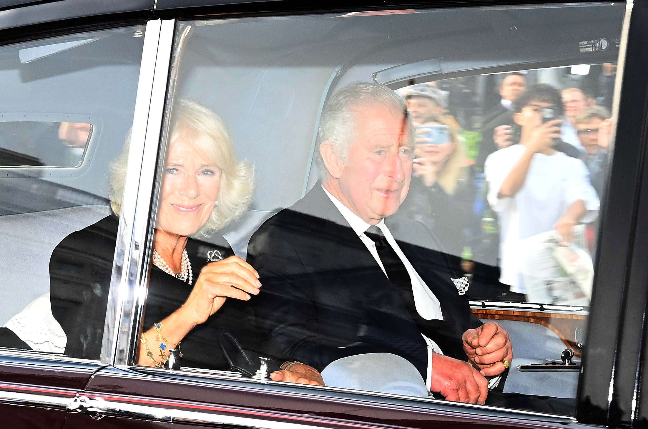 Kings Carlos และ Camilla ออกจาก Buckingham Palace ในวันศุกร์