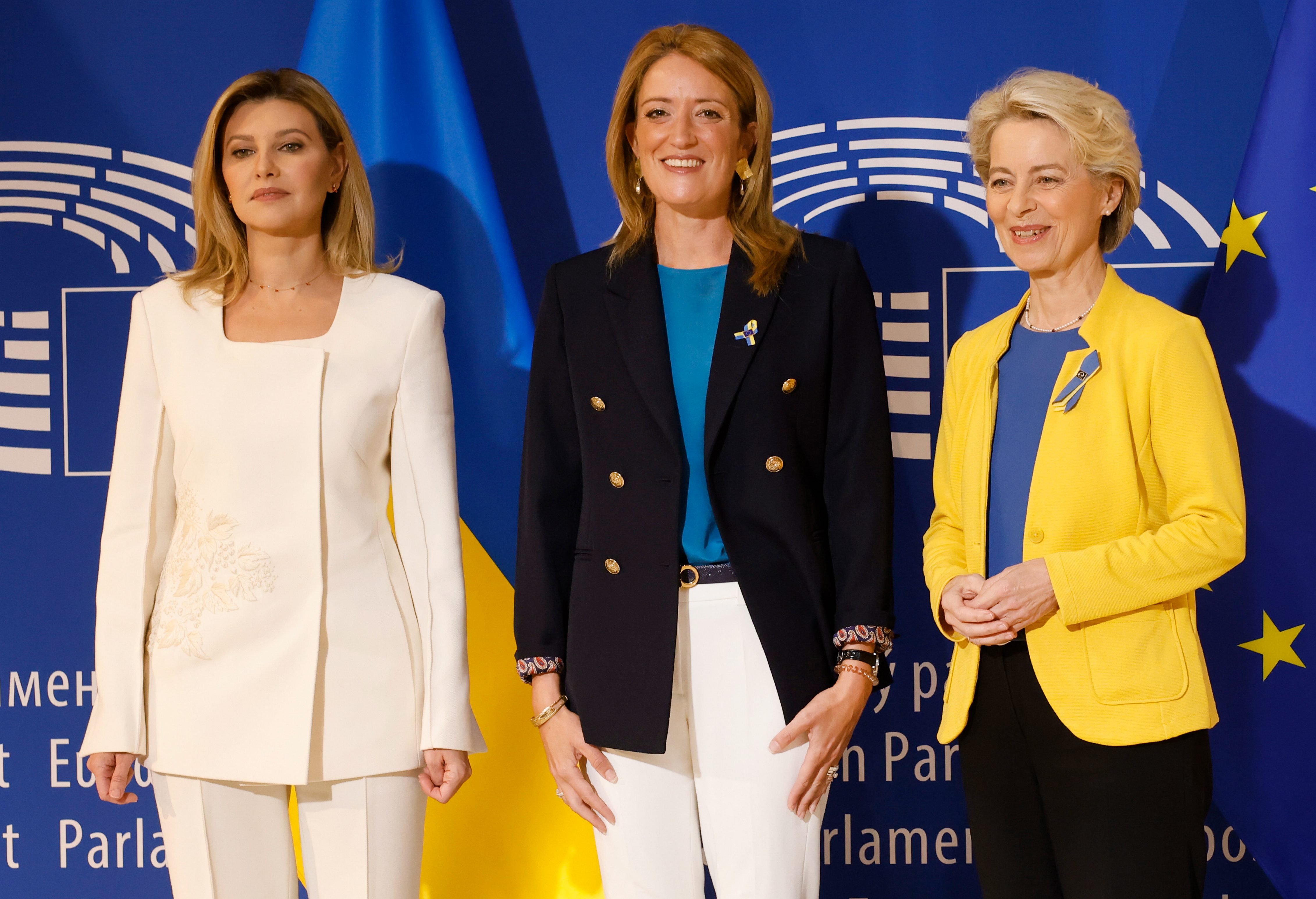 Von der Leyen กับประธานาธิบดีรัฐสภายุโรป Roberta Metsola (กลาง) และภรรยาของประธานาธิบดีแห่งยูเครน Olena Selenska