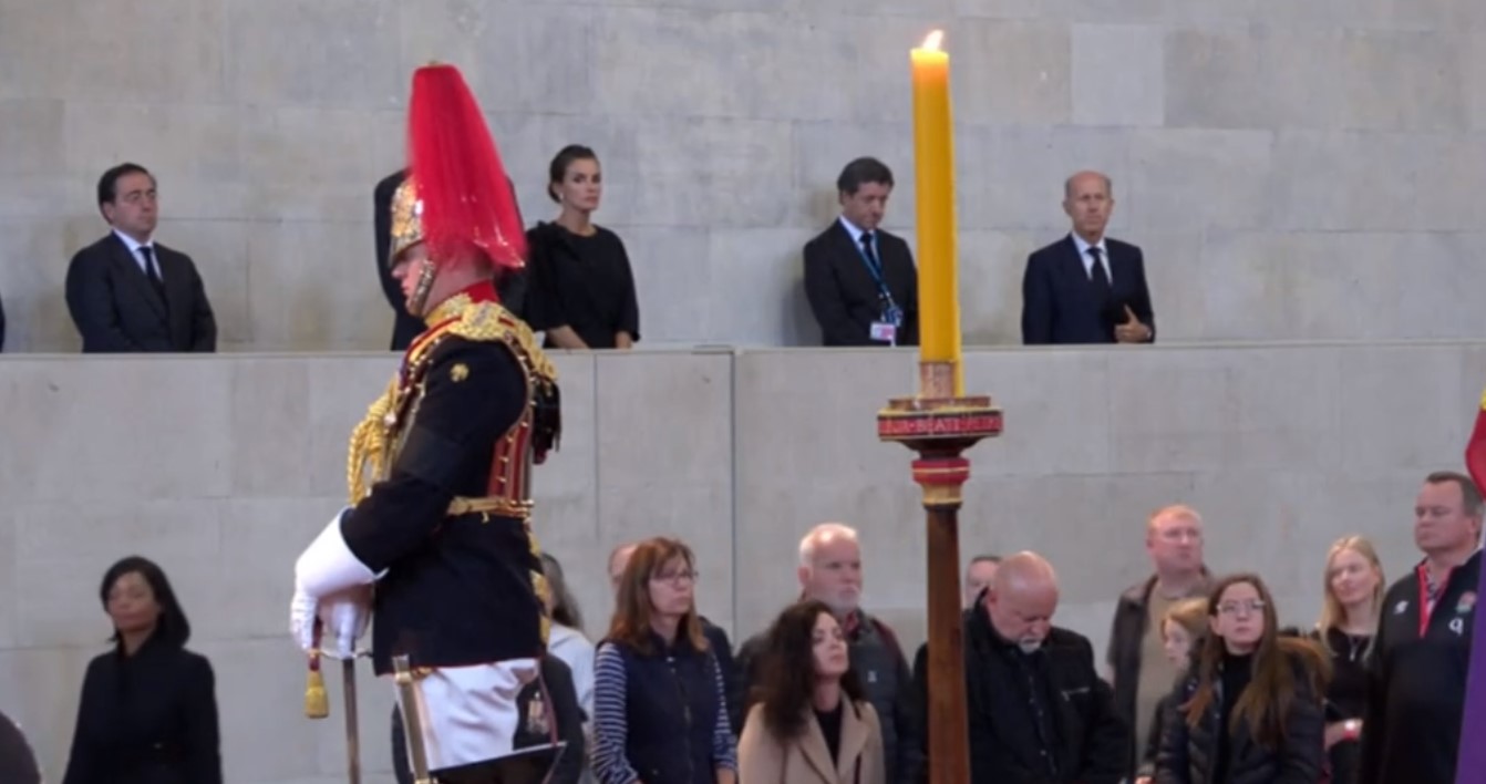 Kralja Felipe VI in Letizia obiščeta gorečo kapelo Izabele II.