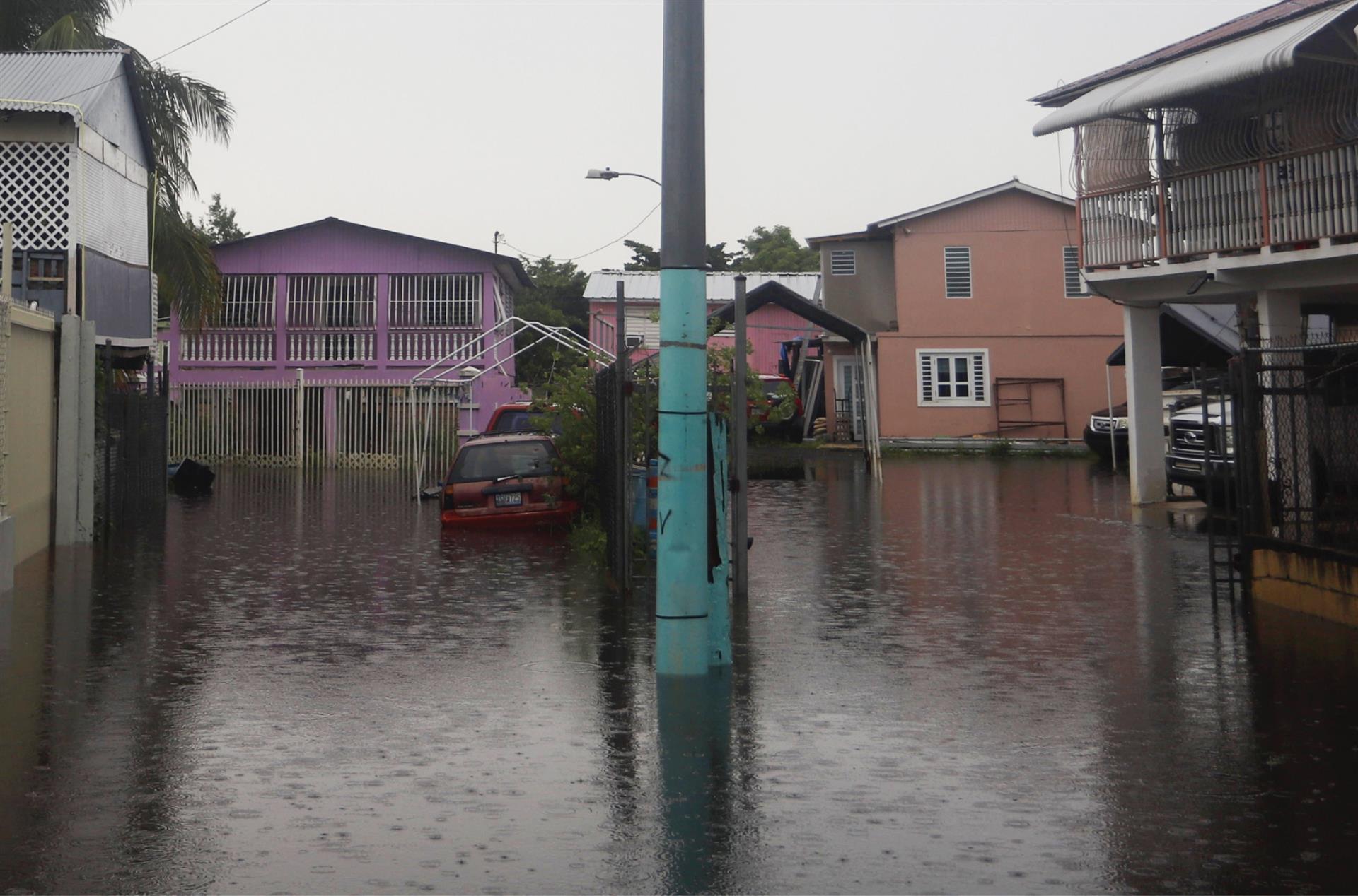 Calle inundada por el impacto del huracán Fiona en el barrio Juana Matos, en Cataño (Puerto Rico).