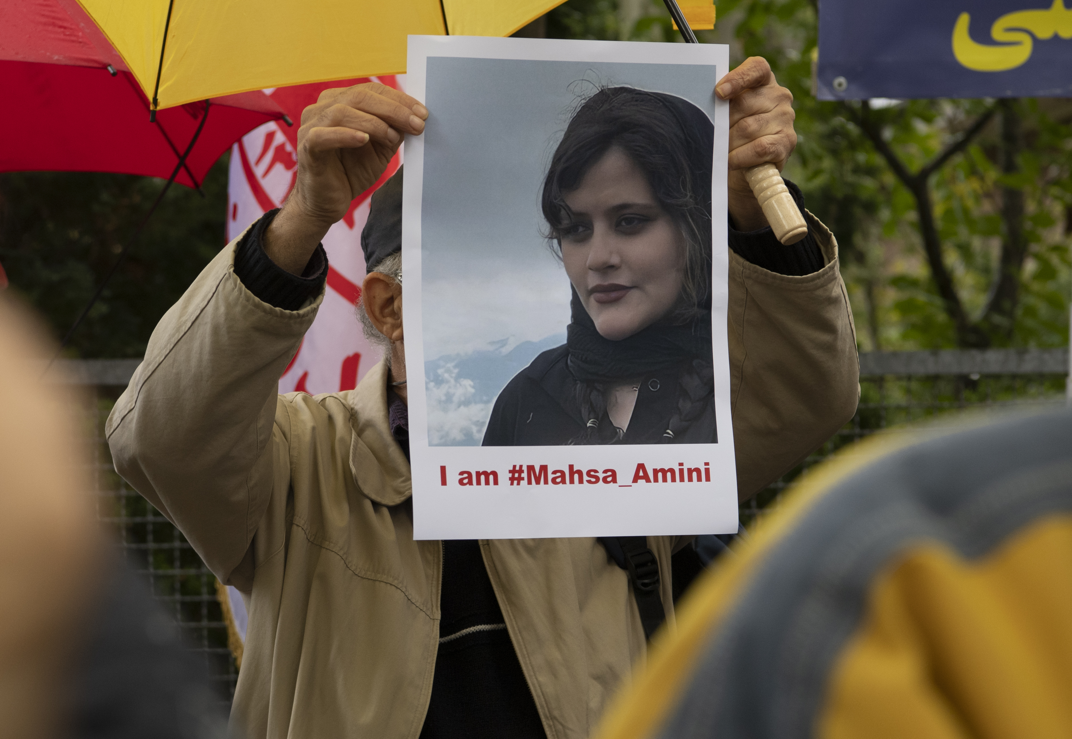 Protesta frente a la embajada iraní en Berlín por la muerte de la joven Masha Amini en Irán después de que fuera arrestada por llevar el velo de forma incorrecta.