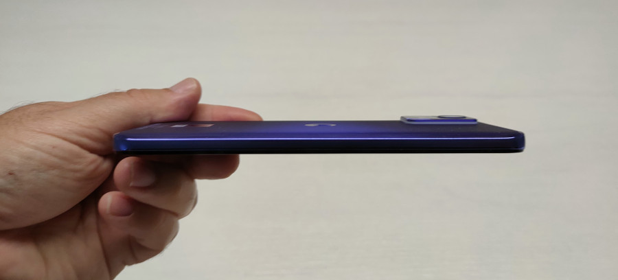 The Motorola Edge 30 Neo, a thin and light mobile