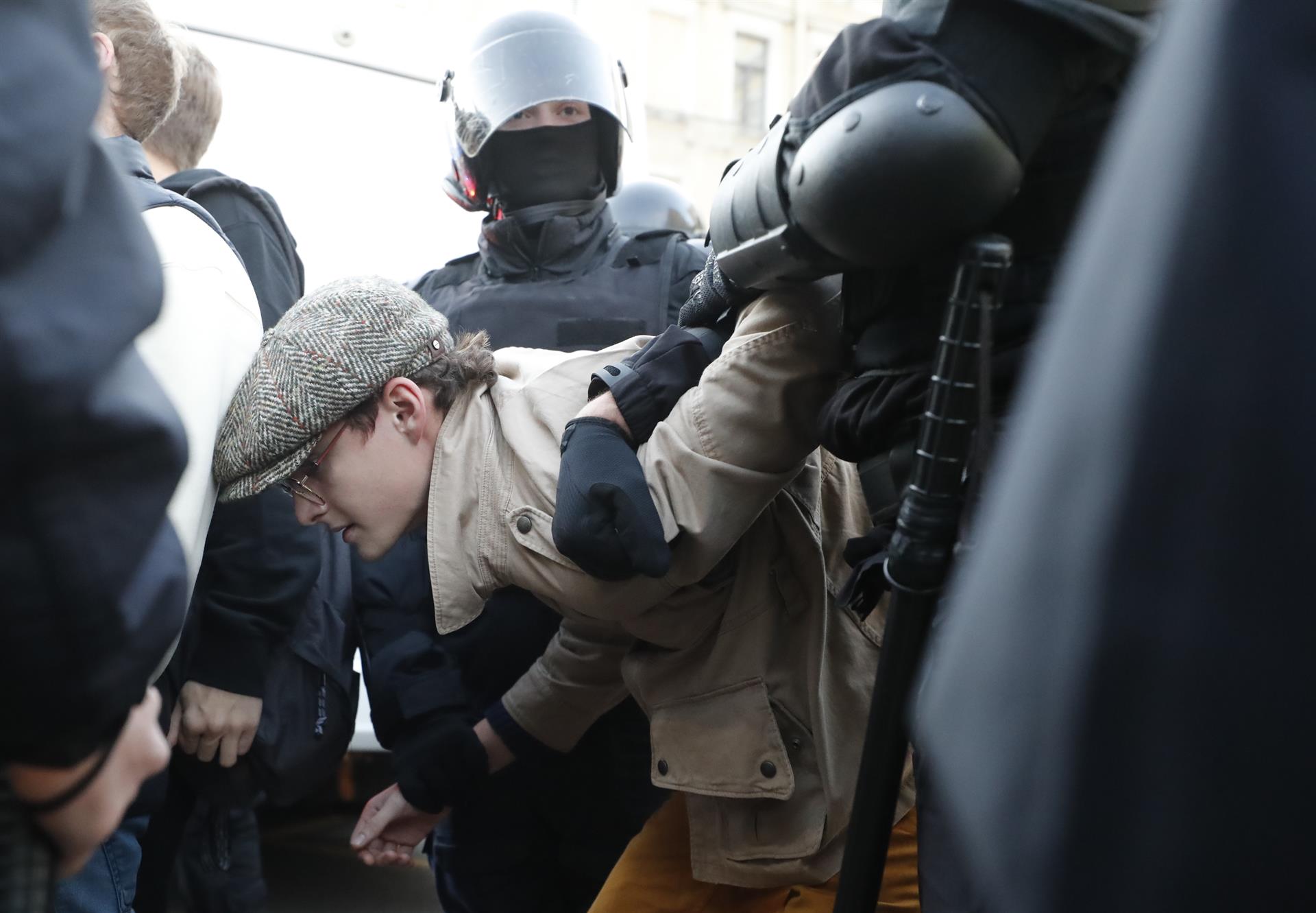 Policías rusos arrestan a una persona que participaba en una protesta no autorizada contra la movilización militar parcial decretada en Rusia por el conflicto en Ucrania.