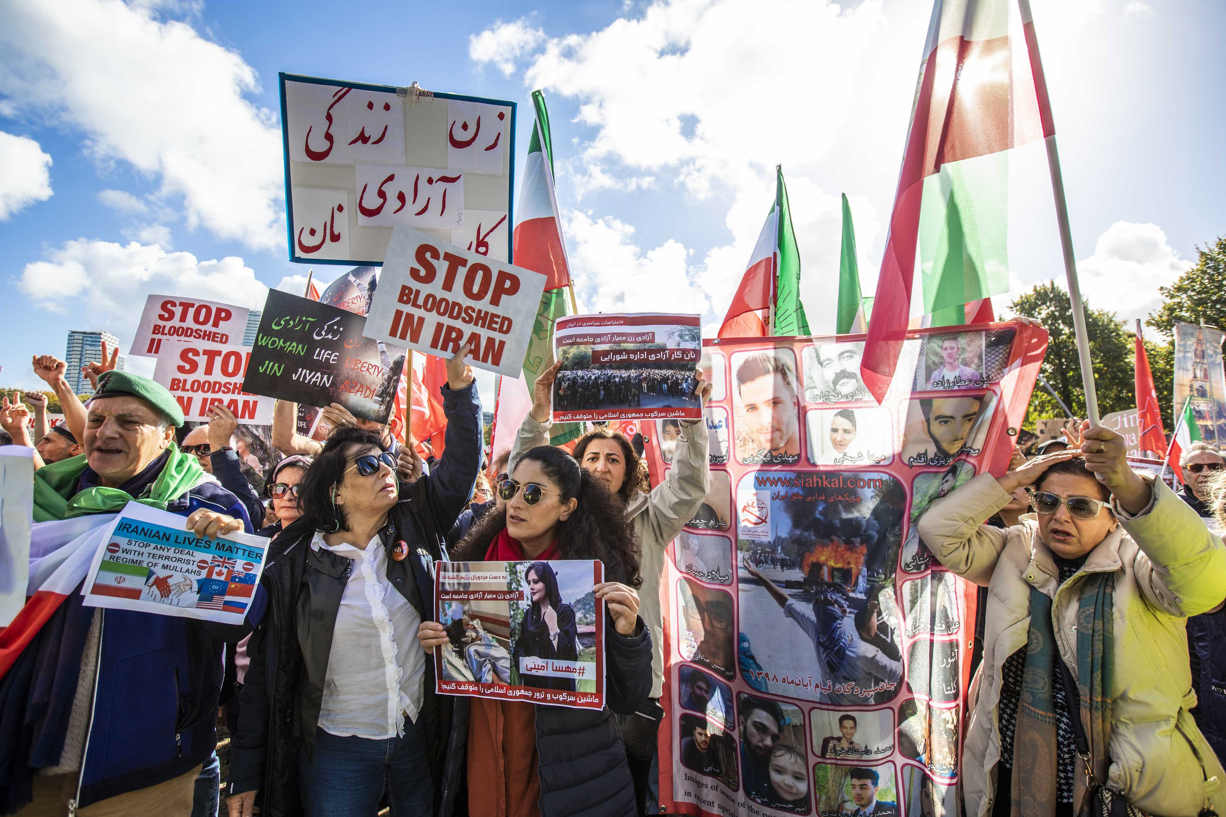 Activistas manifestándose en contra del régimen iraní por la muerte de Mahsa Amini