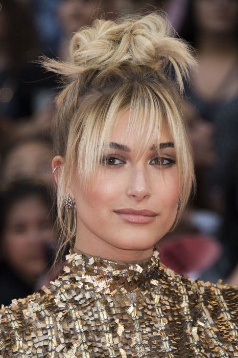 In her platinum stage, Hailey Baldwin obscured her roots