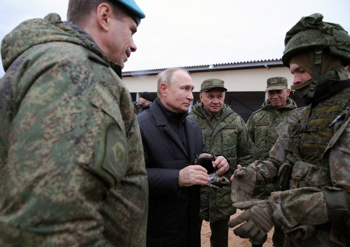 El presidente ruso, Vladimir Putin, y el ministro de Defensa ruso Shoigu charlan con los militares movilizados en un campo de entrenamiento del Distrito Militar Occidental en la región rusa de Ryazan.