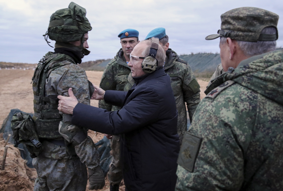 El presidente ruso, Vladimir Putin, inspecciona el progreso del entrenamiento de los militares movilizados en el campo de entrenamiento del Distrito Militar Occidental de la región de Ryazan en Rusia.