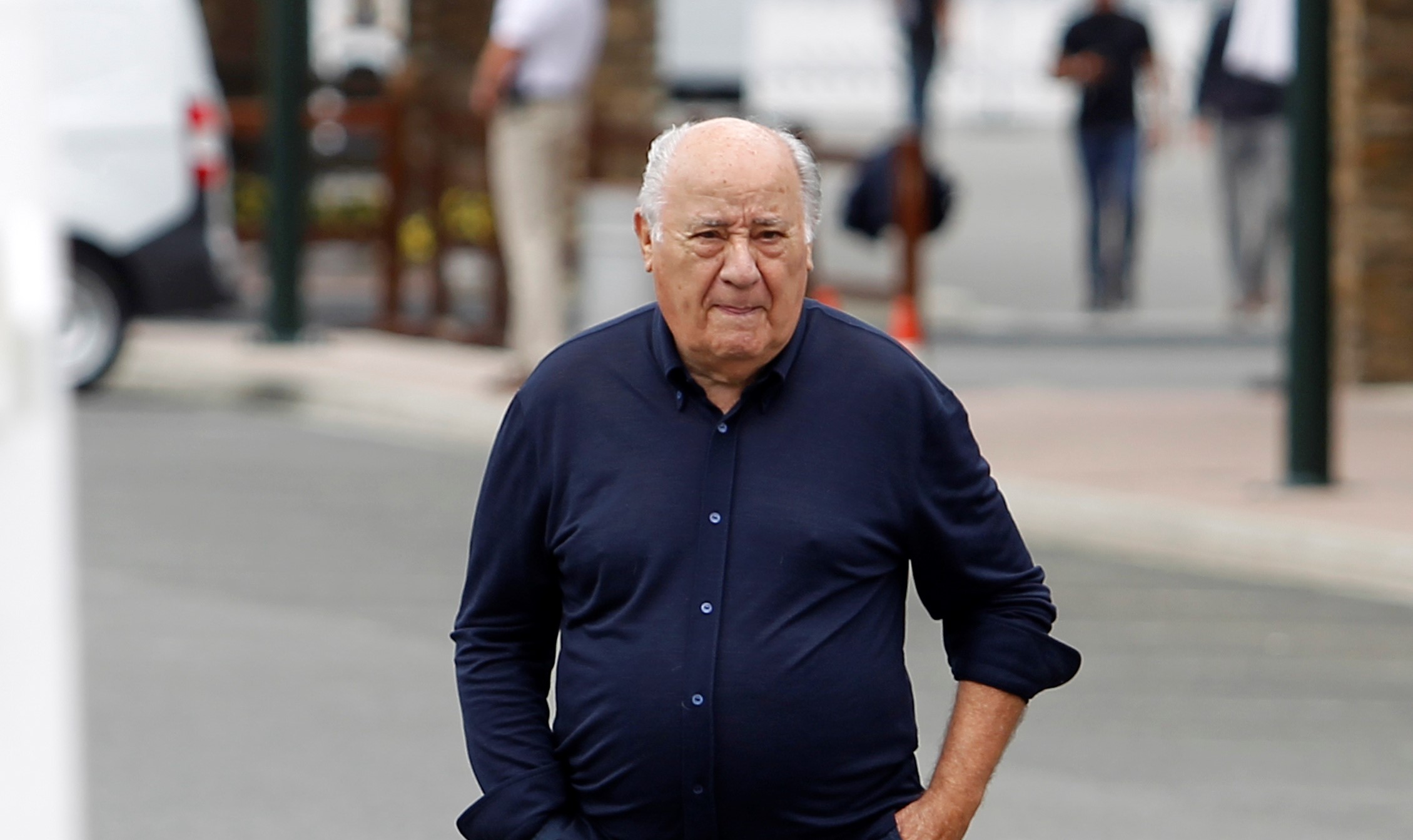 The businessman Amancio Ortega, walking through Coruña in a file image.