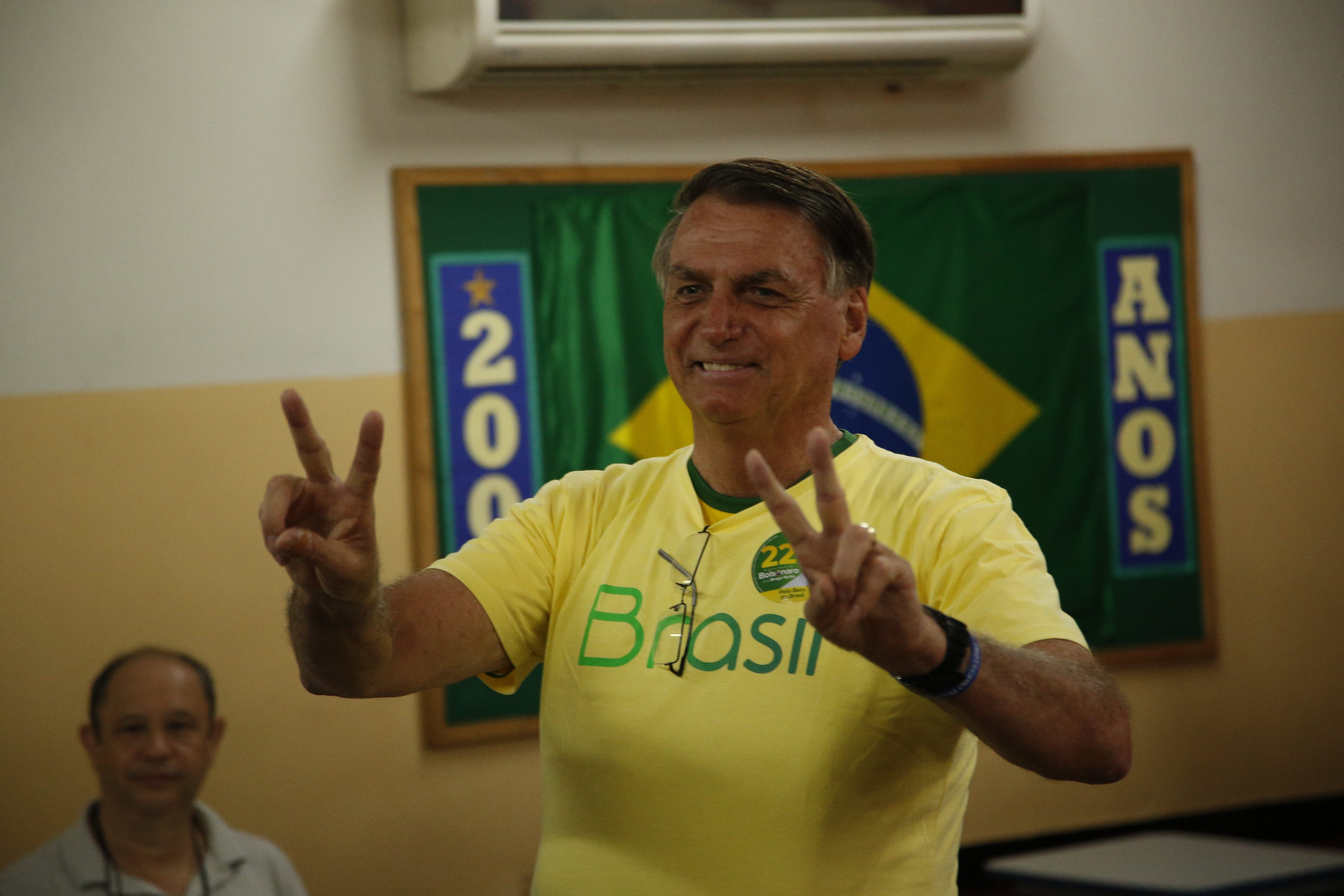 El presidente de Brasil y candidato a la reelección, Jair Bolsonaro, vota en la segunda ronda de las presidenciales.