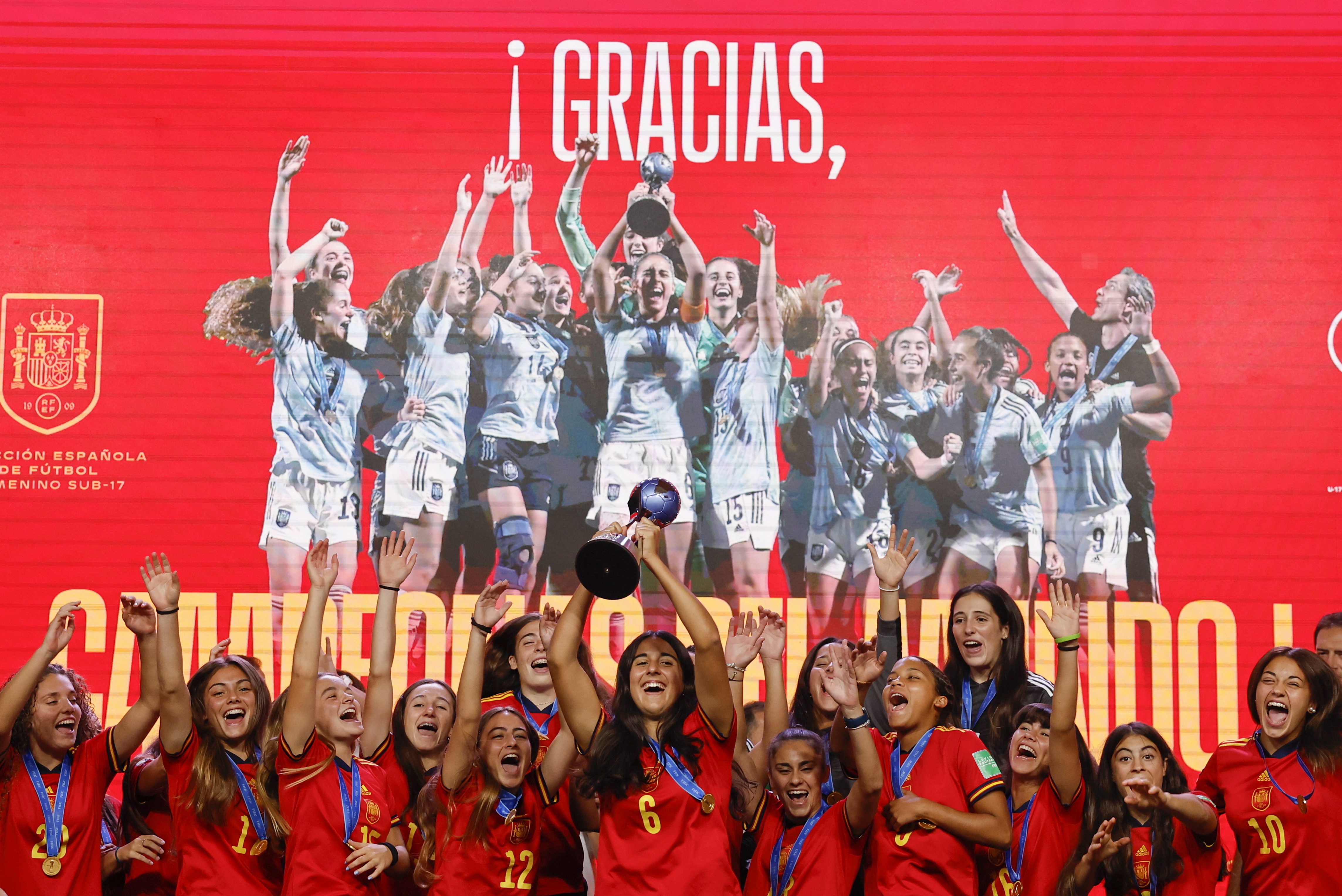 The components of the Sub17 celebrate their great triumph at the RFEF.