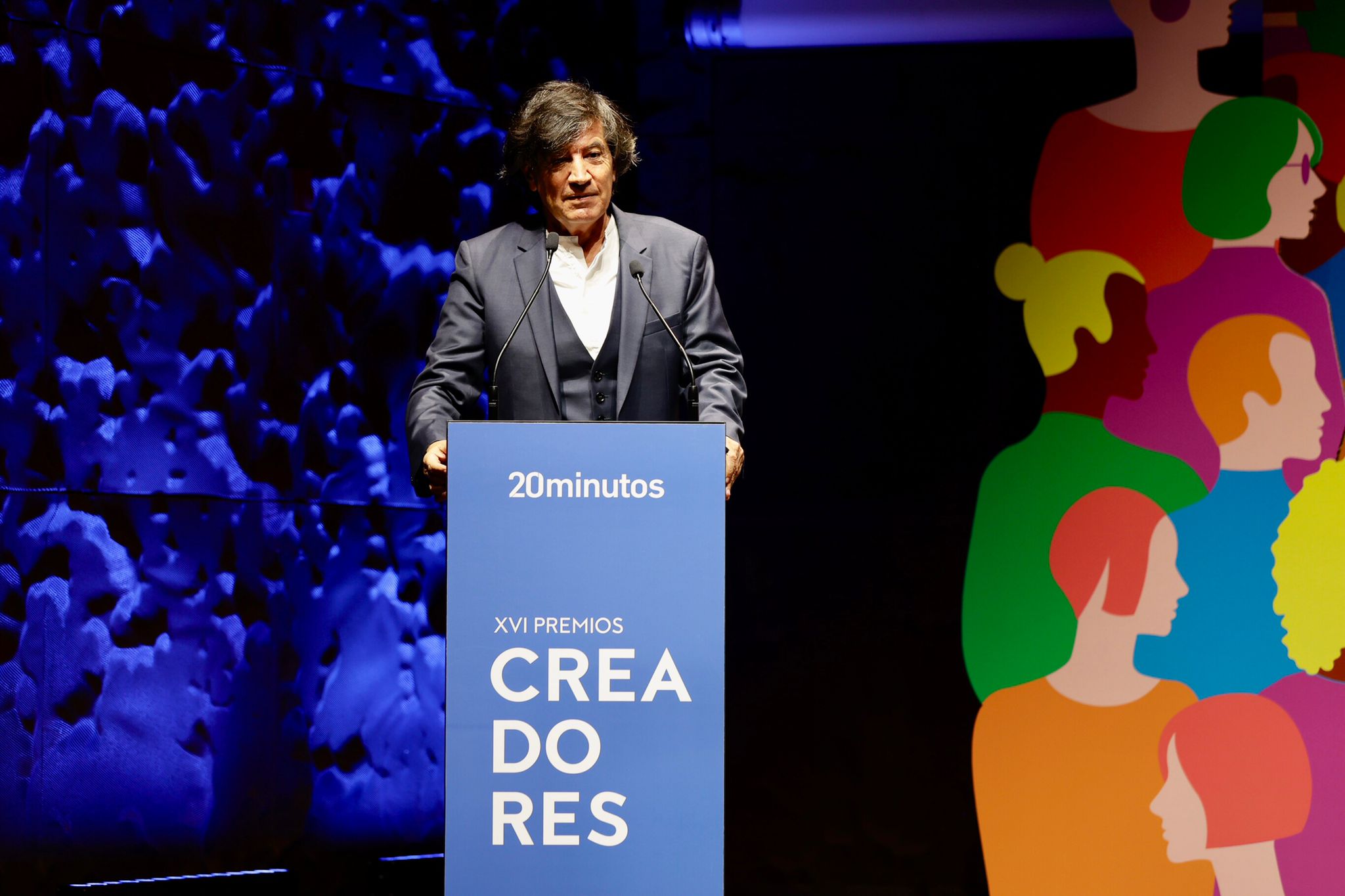 Carlos López Otín delivers his speech after receiving the 20minutes award at the Creators Awards.