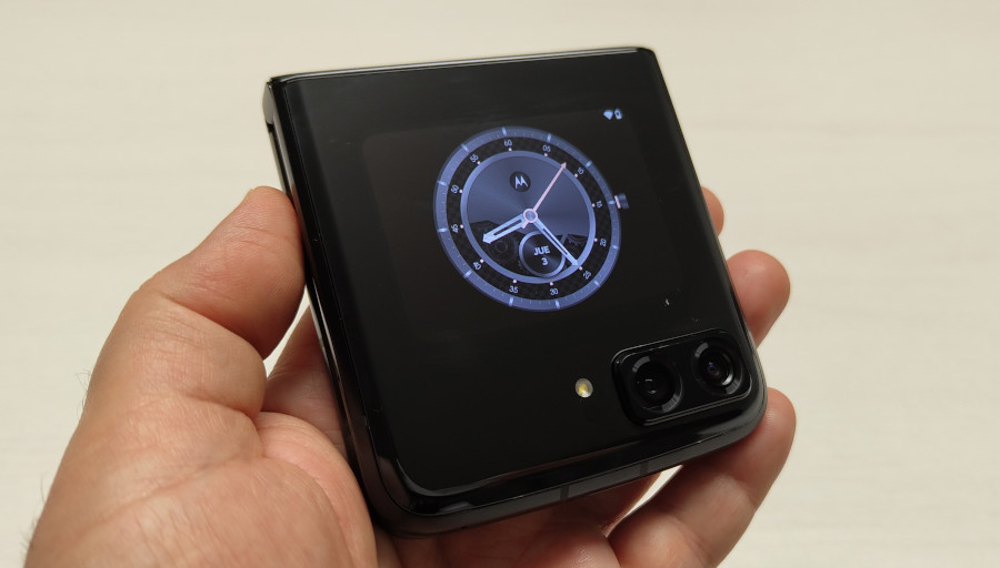 The clock on the Quick View screen of the Motorola Razr 2022
