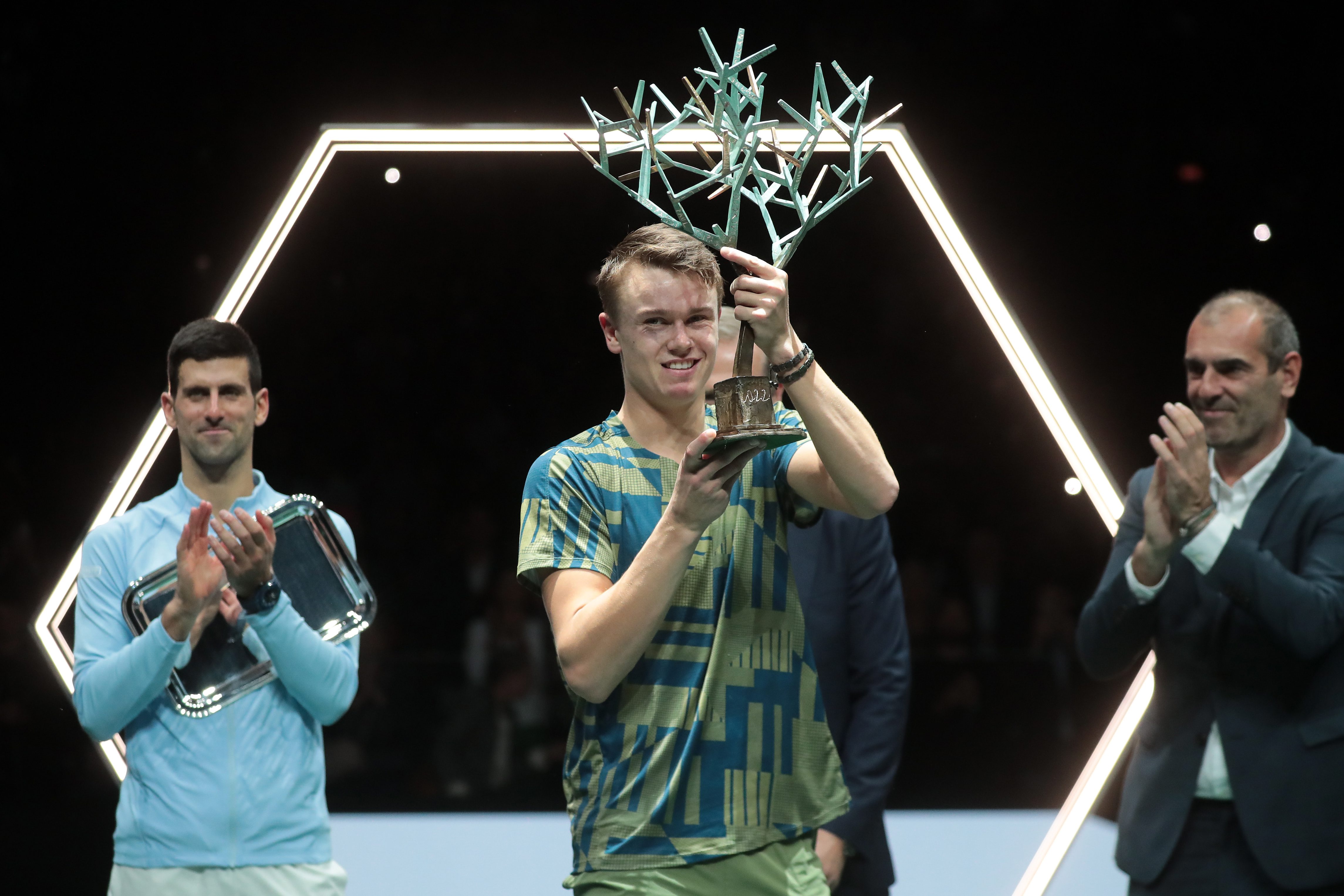 Holger Ron świętuje swój pierwszy tytuł Masters 1000 w Paryżu pod czujnym okiem Novaka Djokovica