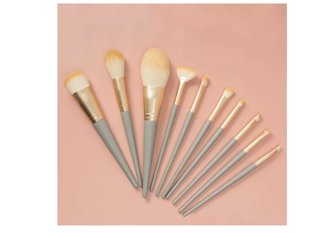 Aliexpress's 10 pcs makeup brush set.
