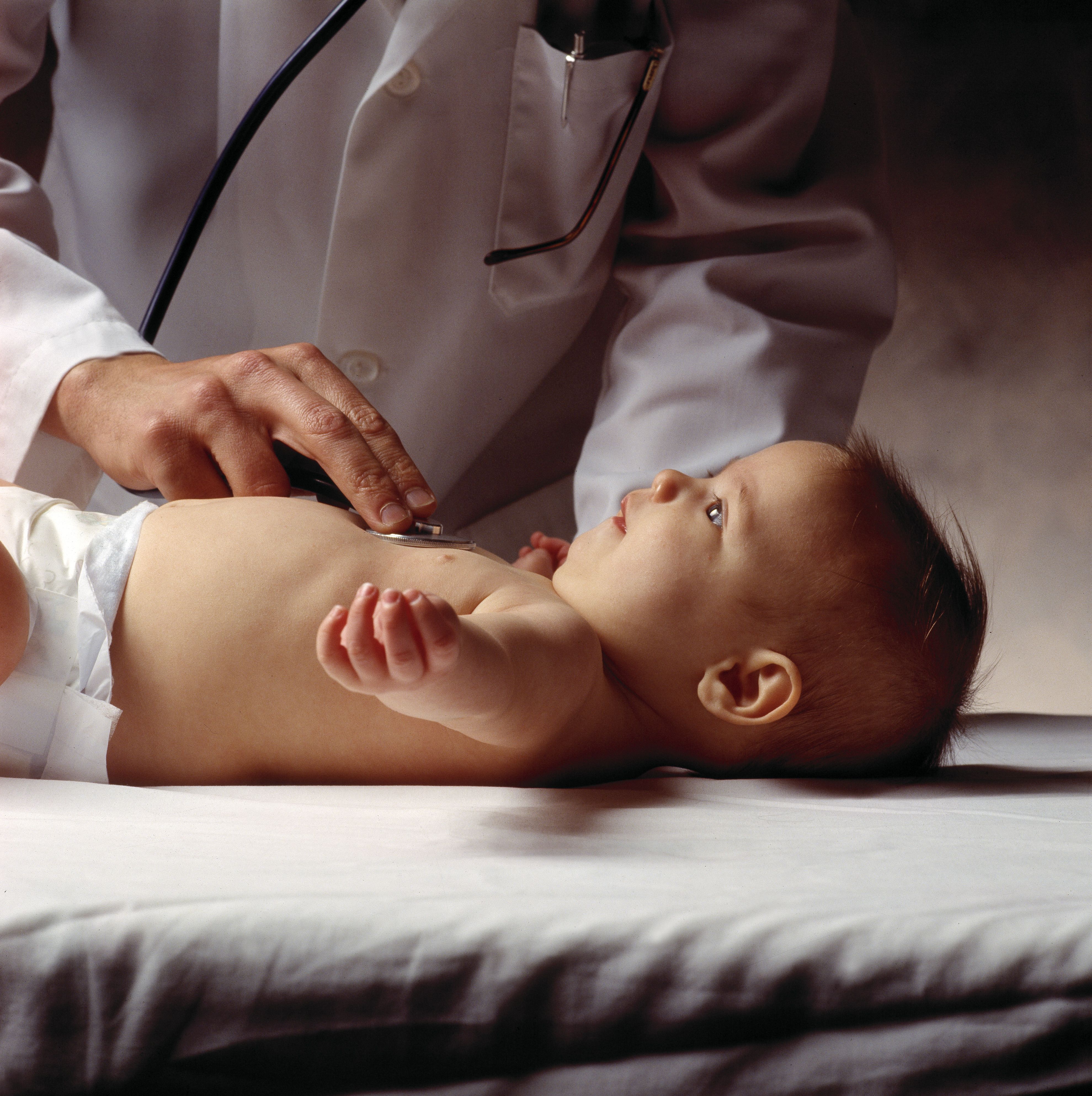 Imagen de recurso de un bebé en la consulta del pediatra.