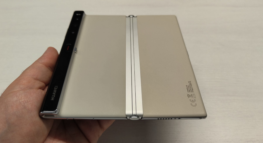 The hinge and back of the Huawei Mate XS 2 when exposed