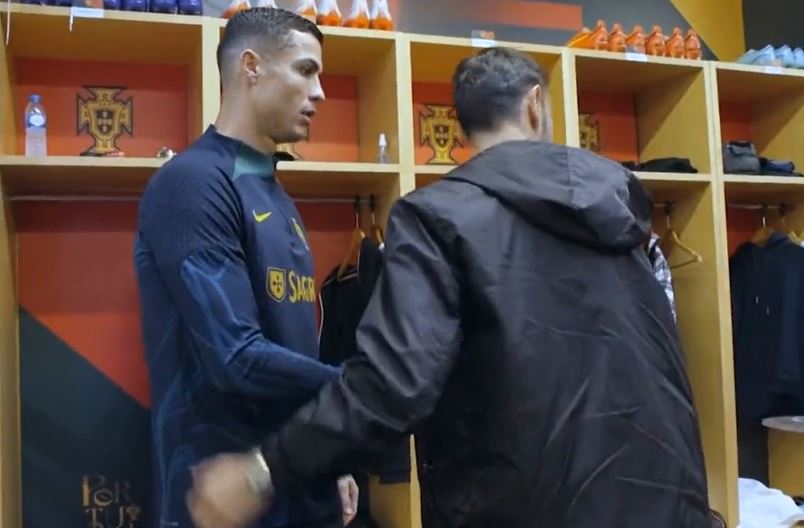 The strange greeting between Cristiano Ronaldo and Bruno Fernandes