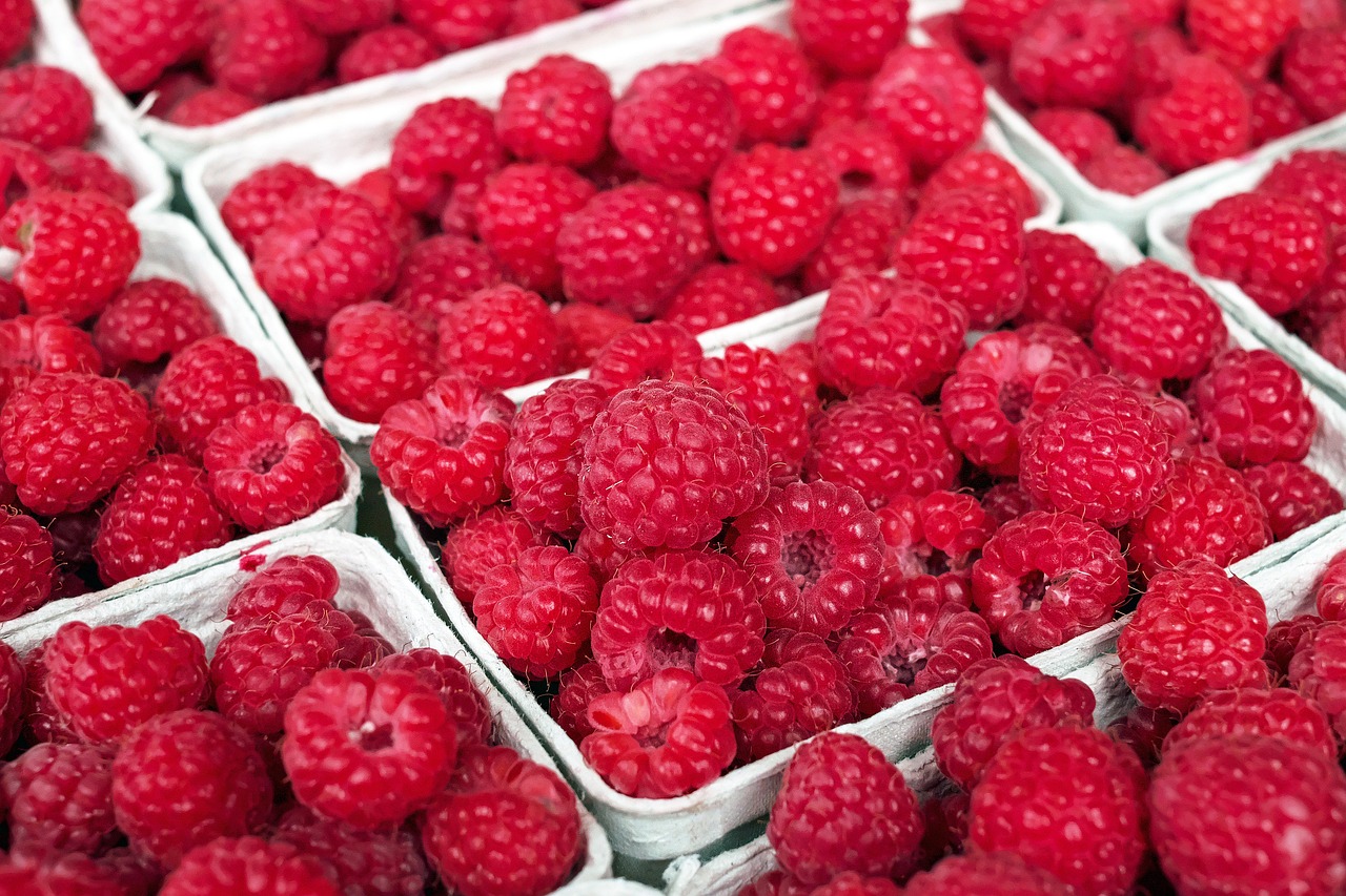 Raspberries and red fruits in general have anti-inflammatory and antioxidant properties.
