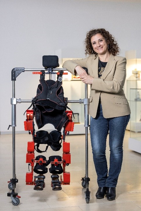 Elena García Armada poses next to the pediatric exoskeleton that won her the 2022 European Inventor Award.