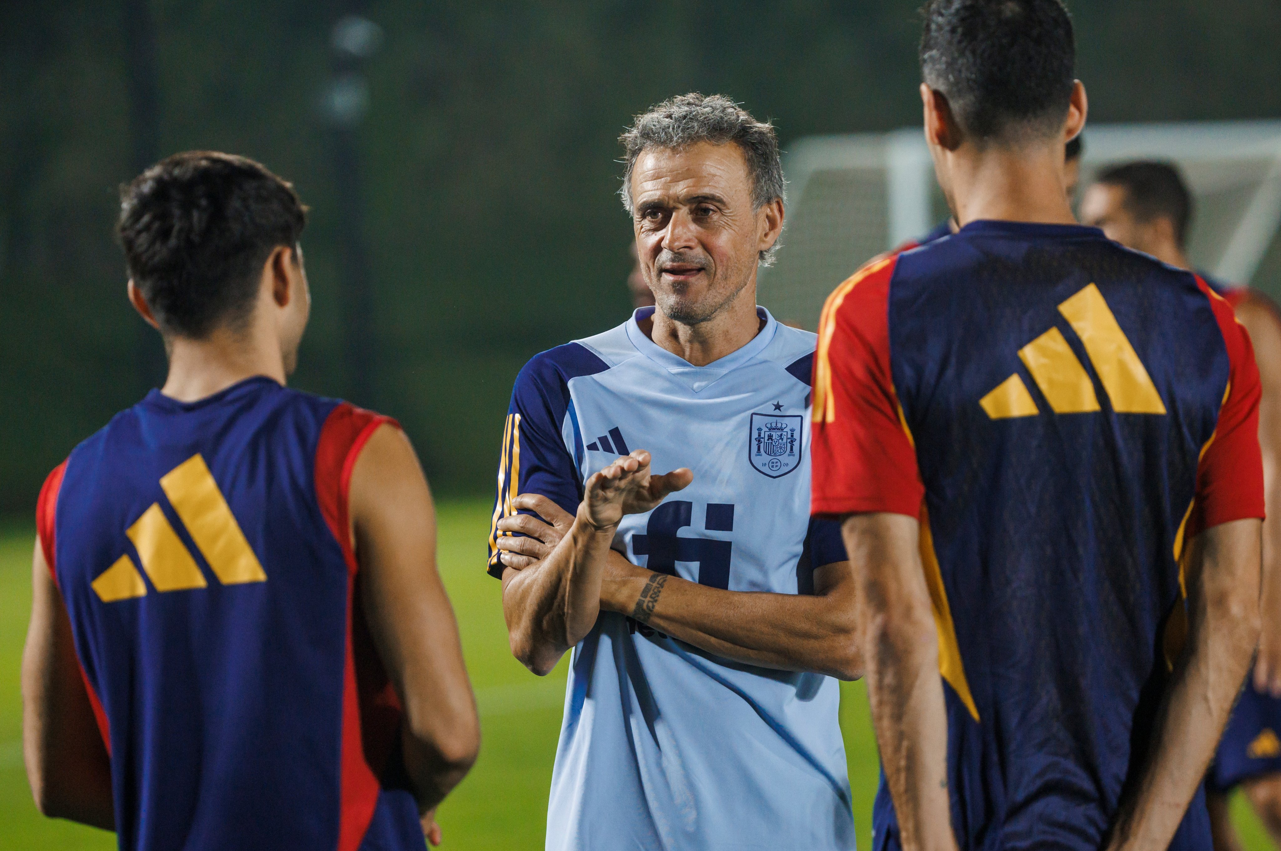 Luis Enrique chats with the players during the last training session for Spain.