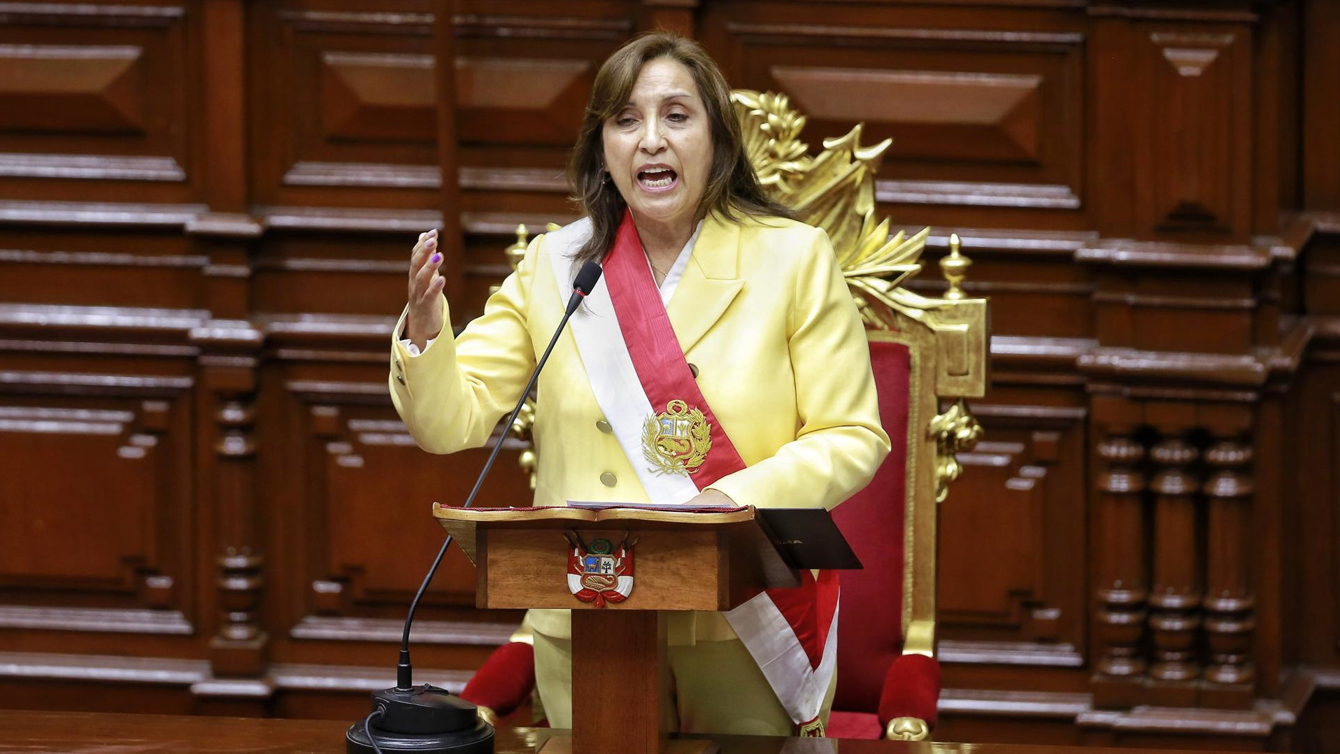 Dina Boluarte pronuncia un discurso durante la ceremonia de su juramento como nueva presidenta de Perú, en el Congreso peruano, en Lima.