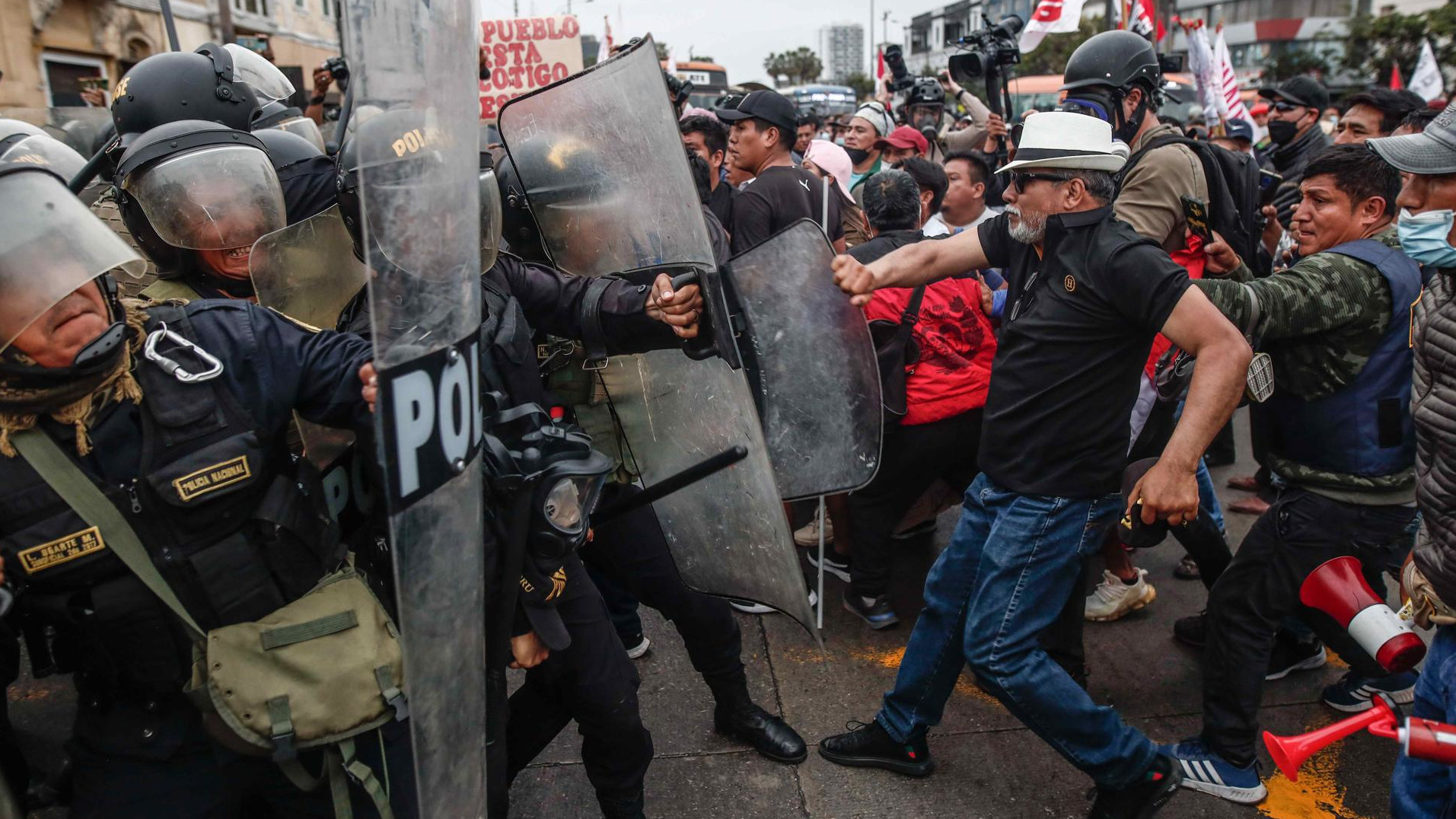 Manifestantes en favor de Pedro Castillo se enfrentan a la Policía en las afueras de la Prefectura de Lima, donde permanece detenido el ya expresidente peruano.