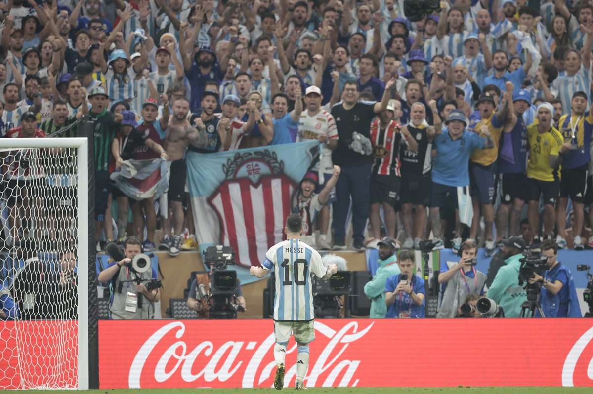 Messi celebra ante la grada argentina uno de los goles marcados en la tanda de penaltis ante Francia.