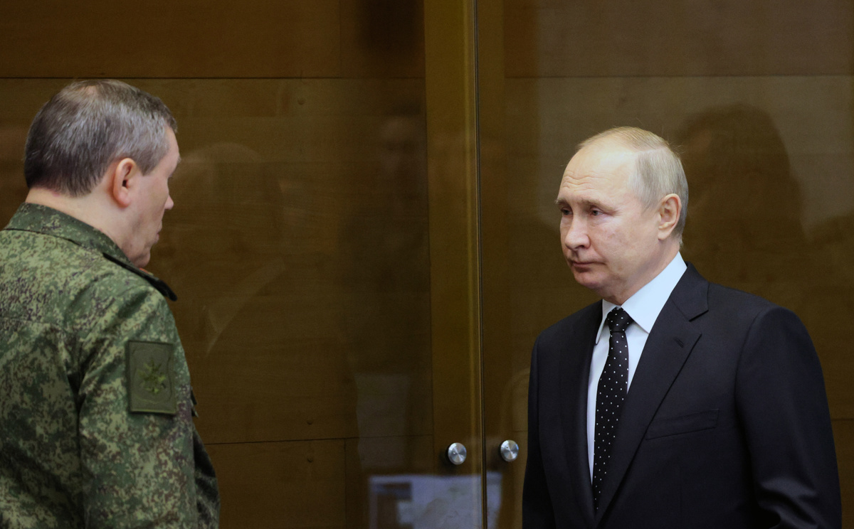 El Jefe del Estado Mayor General de la Federación Rusa, Valery Gerasimov, saluda al Presidente de la Federación Rusa, Vladimir Putin, durante la visita del Presidente al cuartel general conjunto de las tropas estacionadas en Ucrania.