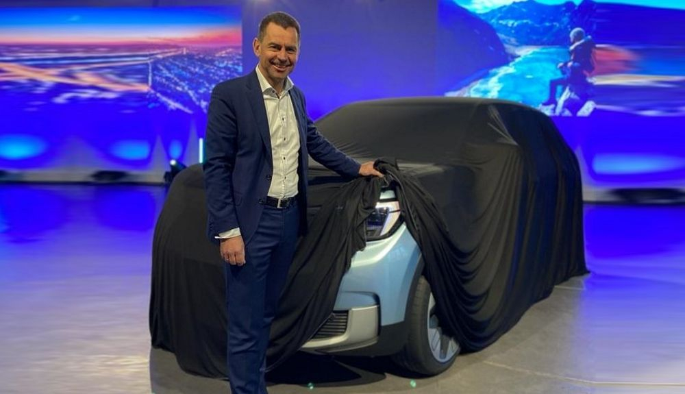 Martin Santer, dyrektor generalny Ford Model Europe, na zdjęciu obok nowego modelu, z którego jeszcze niewiele widać.