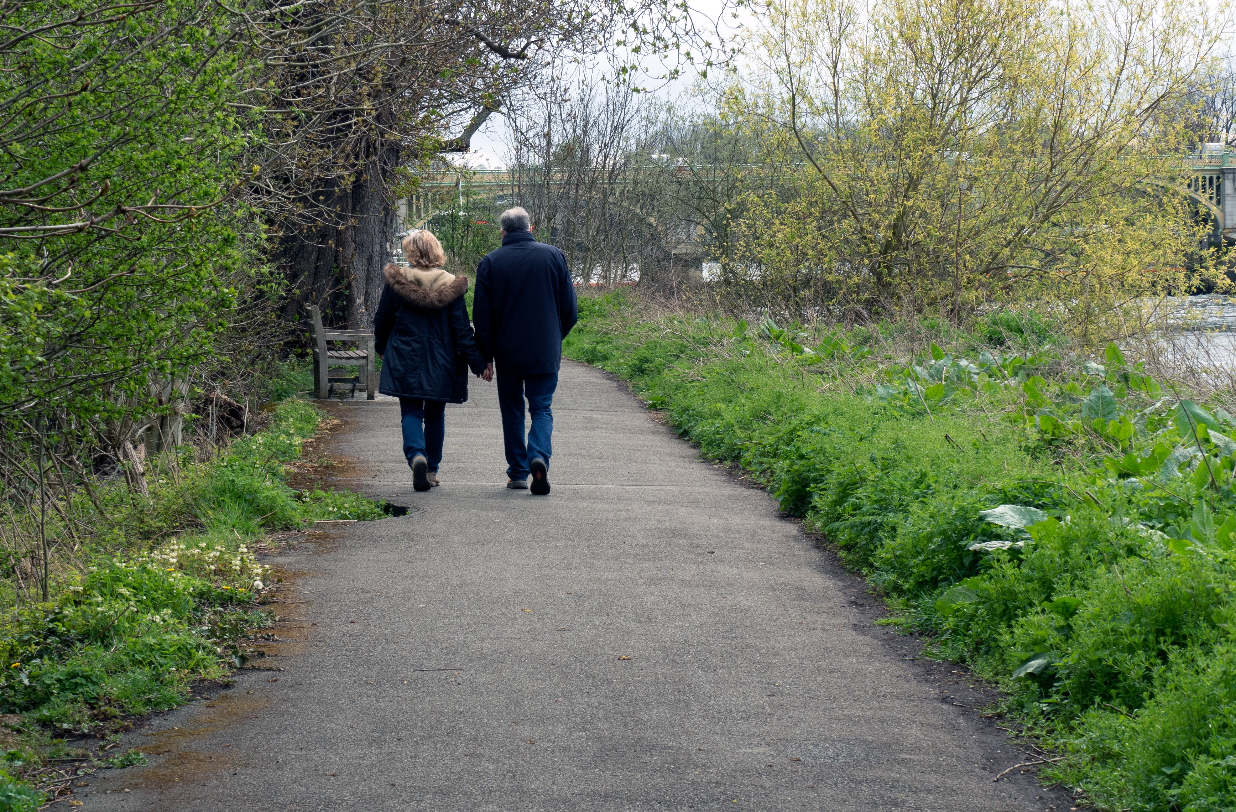 Una pareja paseando