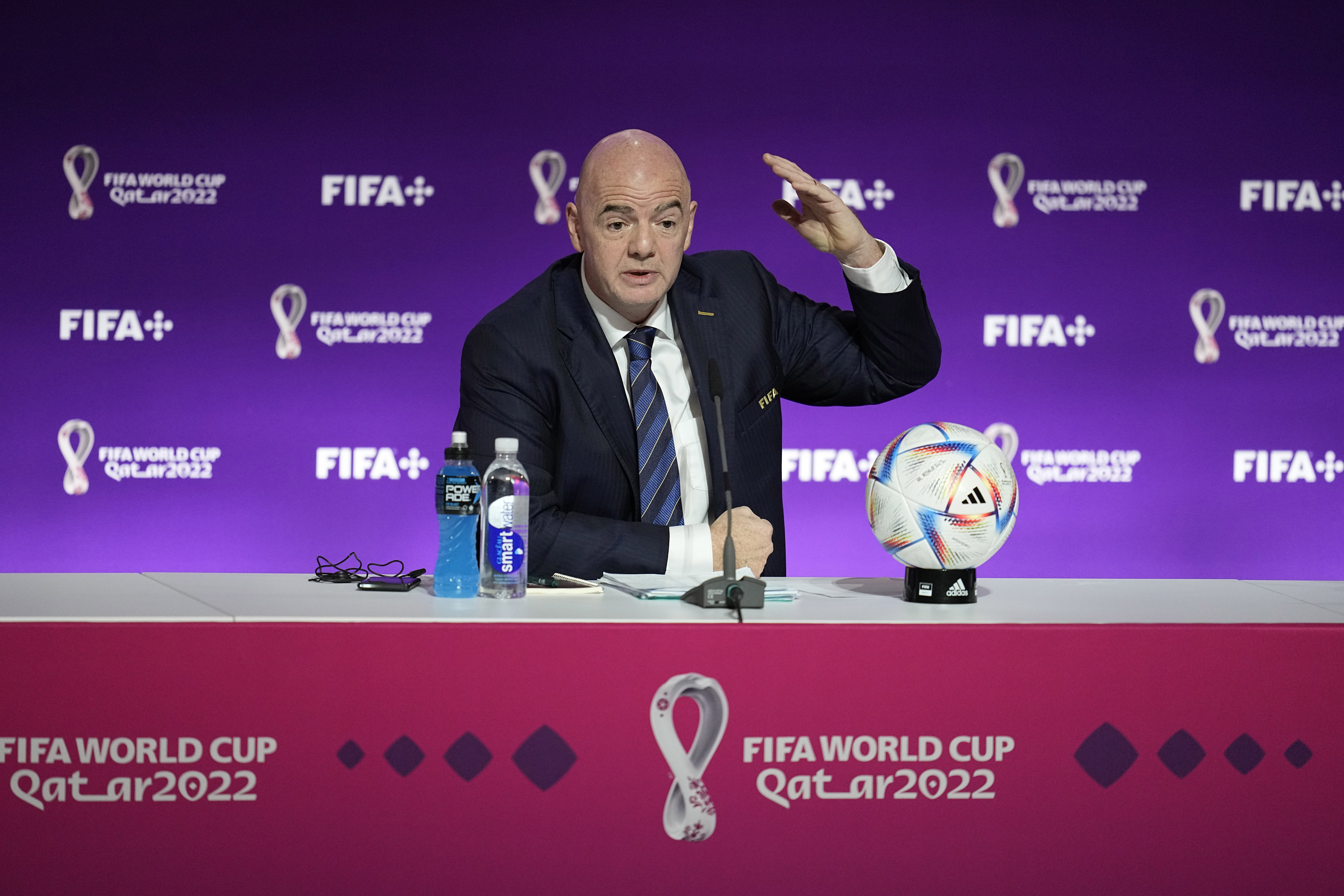 Infantino muestra su enfado en una rueda de prensa durante el mundial de Qatar
