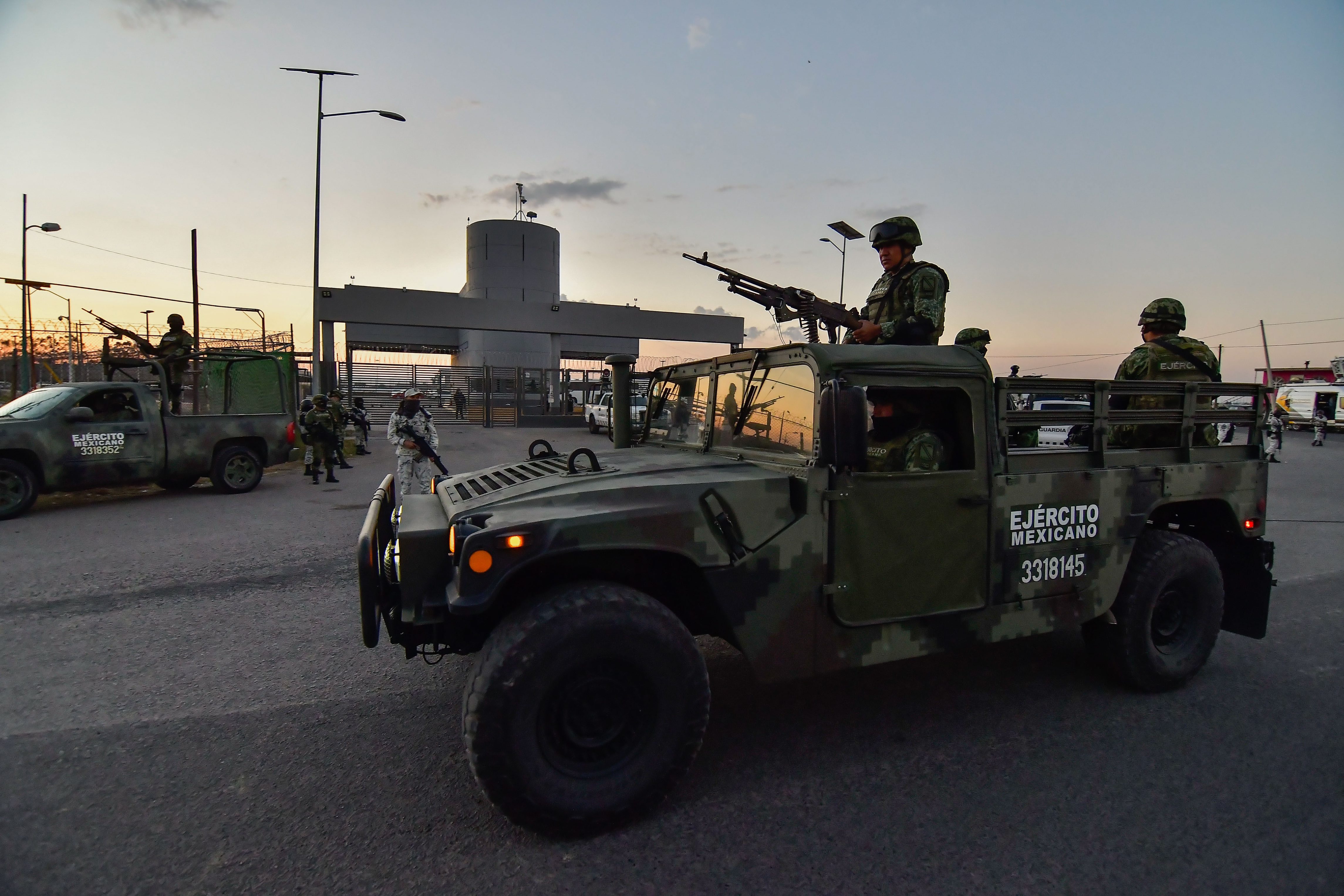 Militares mexicanos tras la detención del hijo de El Chapo.
