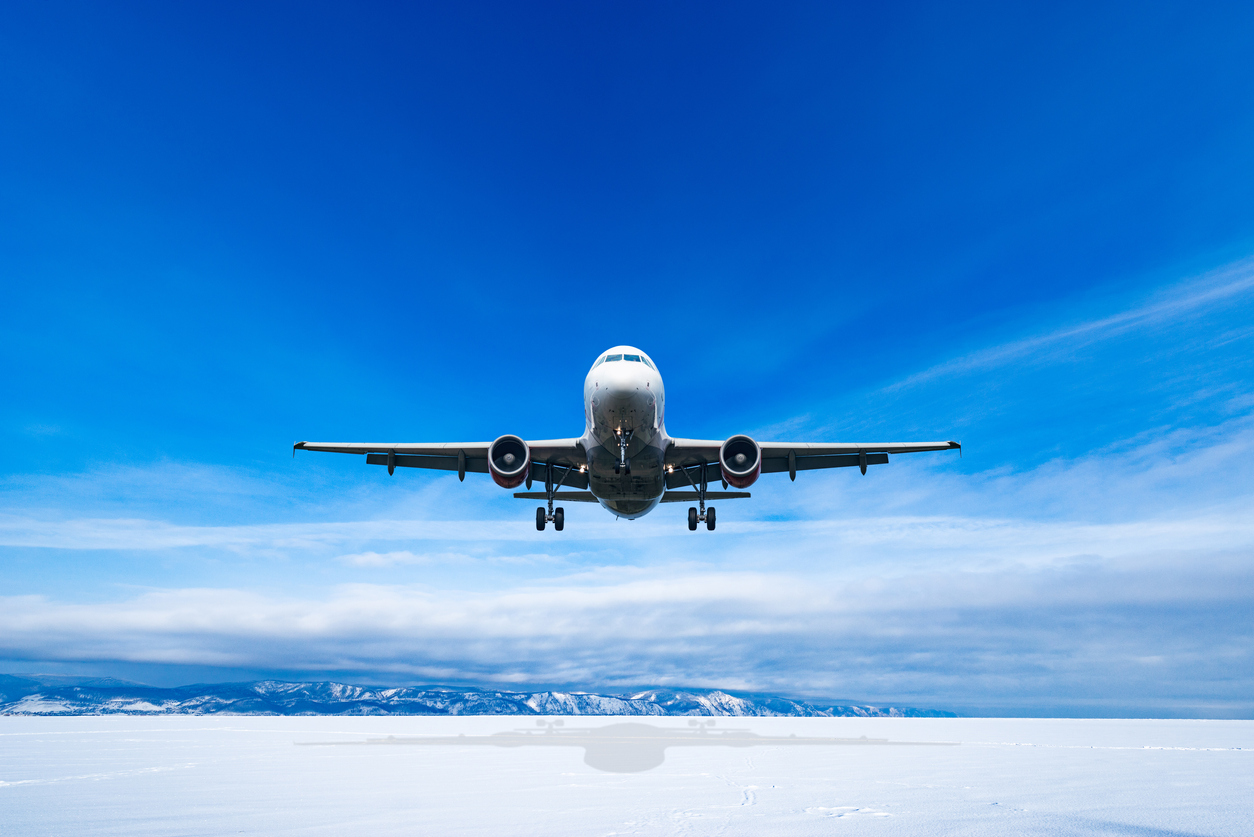 Aterrizaje sobre la nieve de un avión de pasajeros.