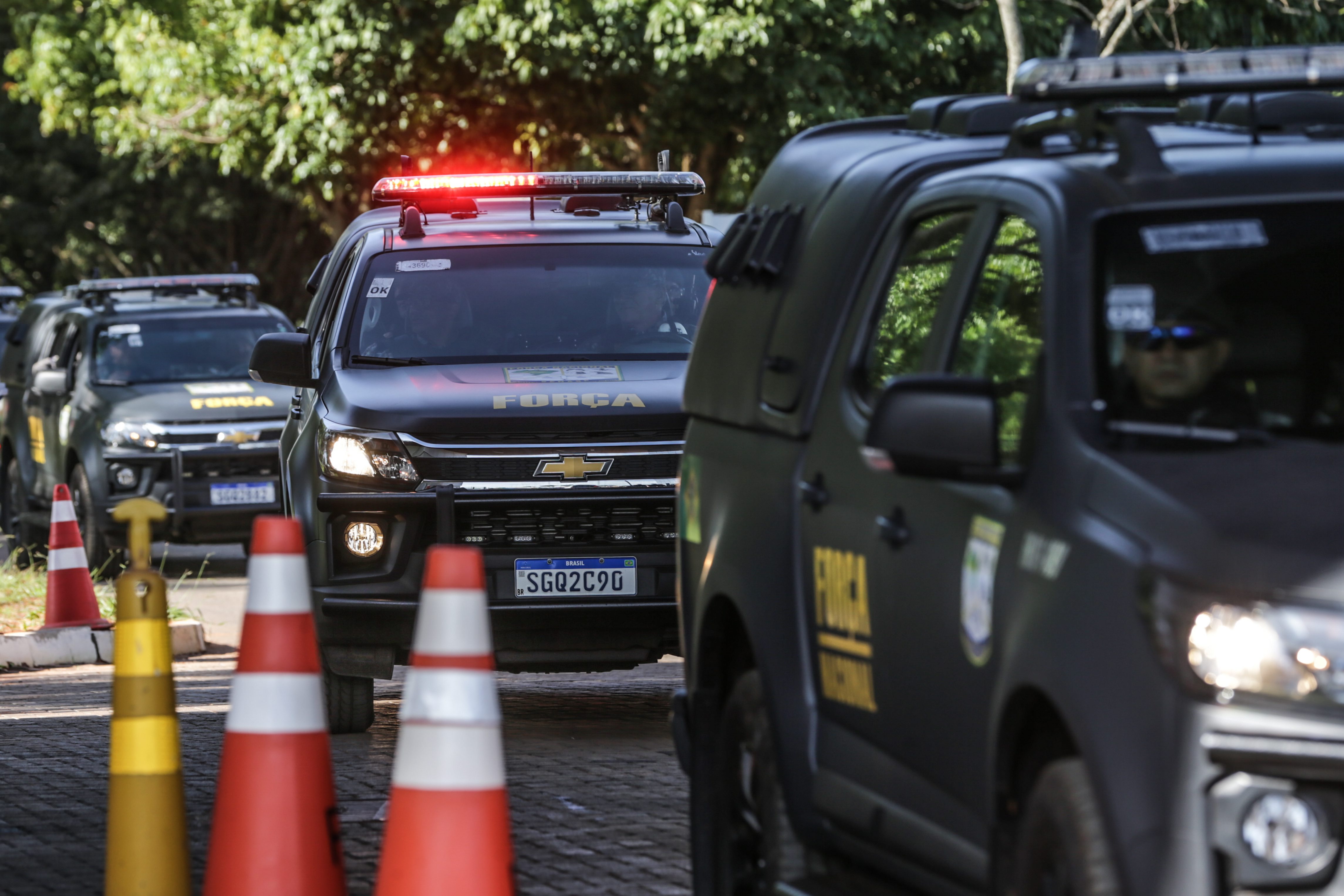 Un convoy de la policía brasileña se despliega por las calles de la capital.