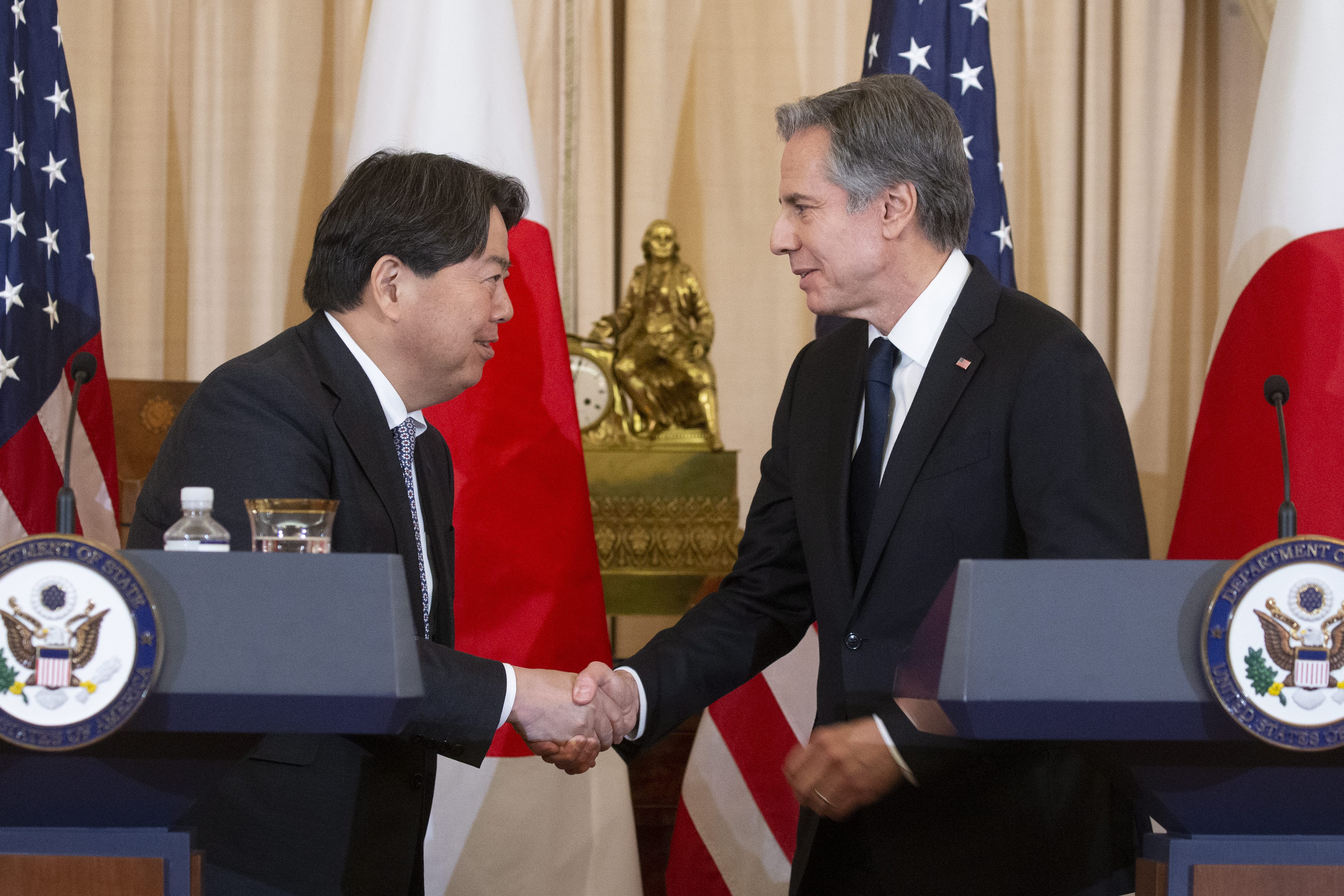 El ministro de Exteriores de Japón, Hayashi Yoshimasa, y el secretario de Estado norteamericano, Antony Blinken, se dan la mano.