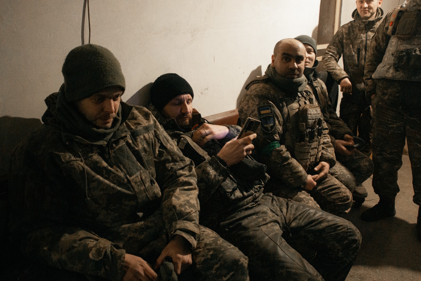 Los soldados que luchan en Bajmut en uno de los sótanos de refugio