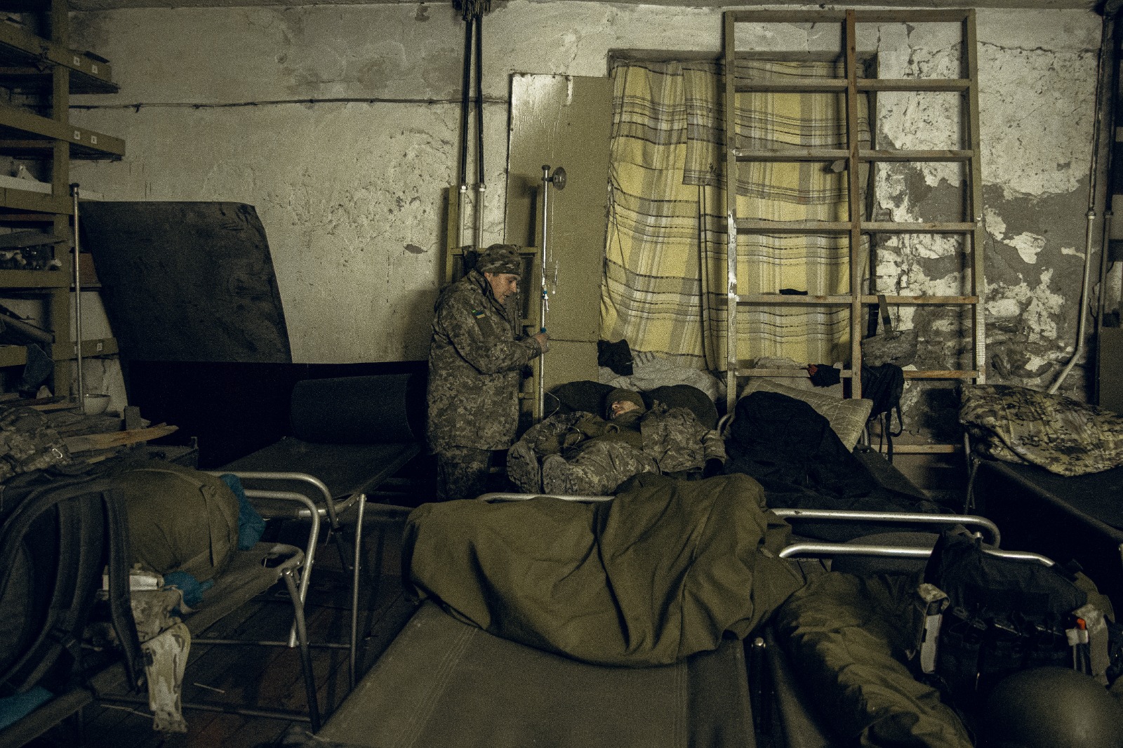 Un joven soldado se cura de una contusión por misil en un sótano del refugio