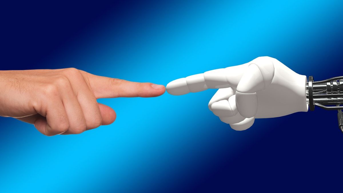 Human and artificial intelligence can complement each other.