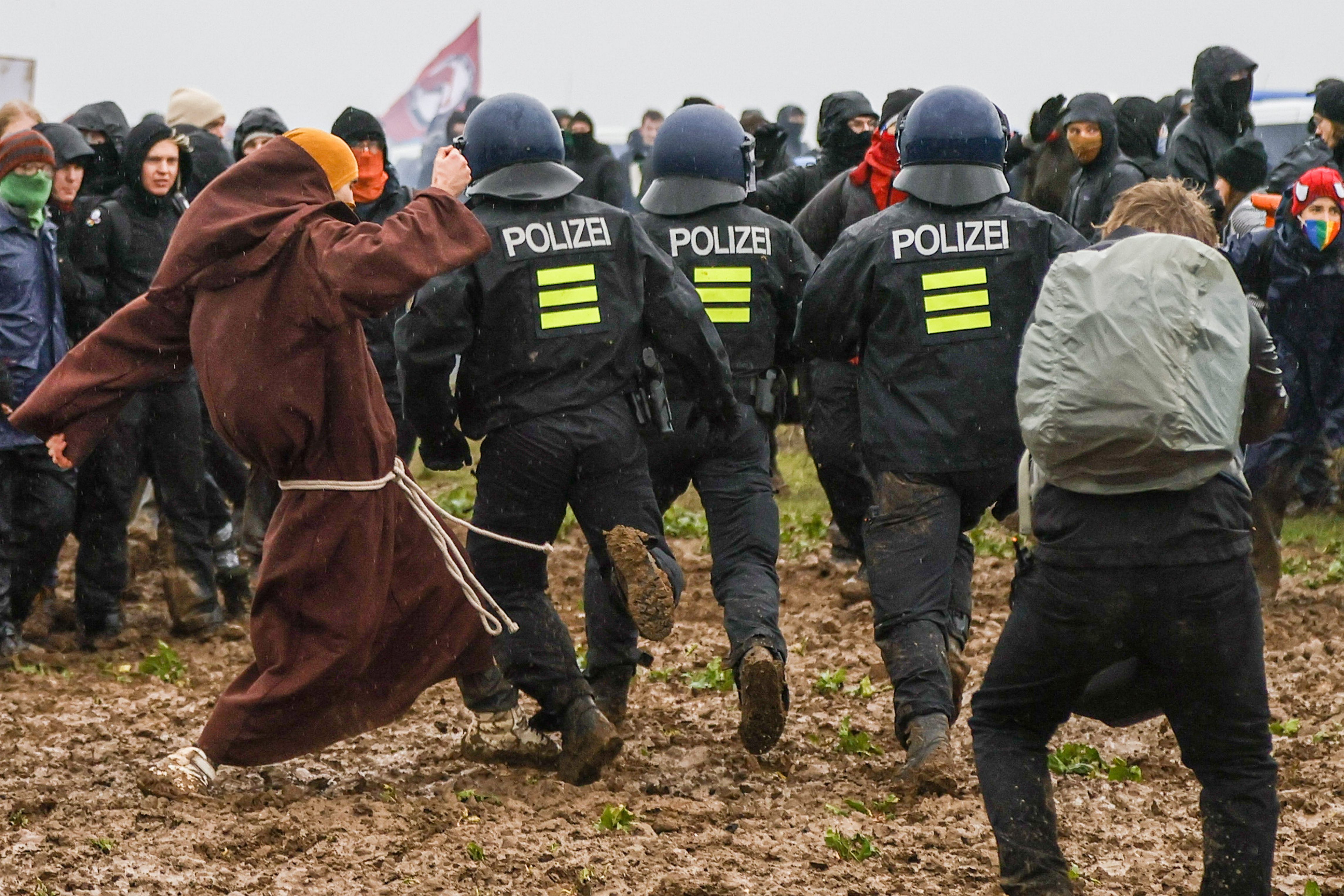 Un activista climático vestido de mago se enfrenta a los policías en Luetzerath (Alemania).