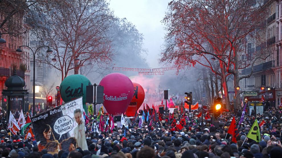 Hundreds of thousands of people protest in France against the pension reform that delays retirement at 64 years