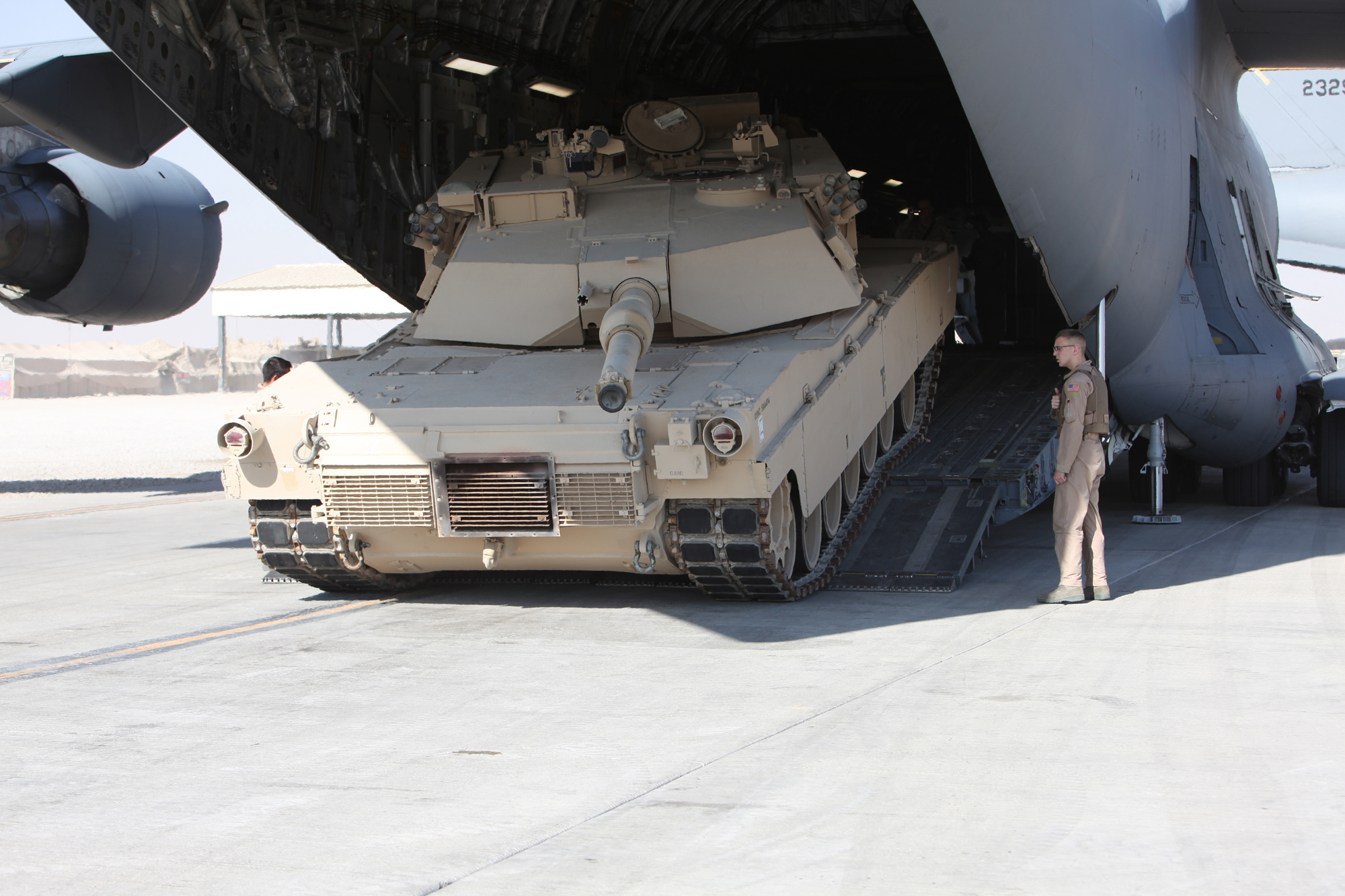Un tanque M1 Abrams saliendo del interior de un Boeing C-17.