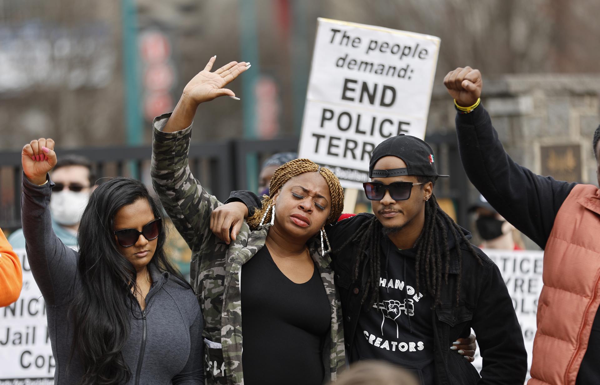 Cientos de personas han salido a protestar en Atlanta un día después de la publicación de los vídeos de la paliza que varios agentes de Policía dieron al joven Tyron Nichols en Memphis.