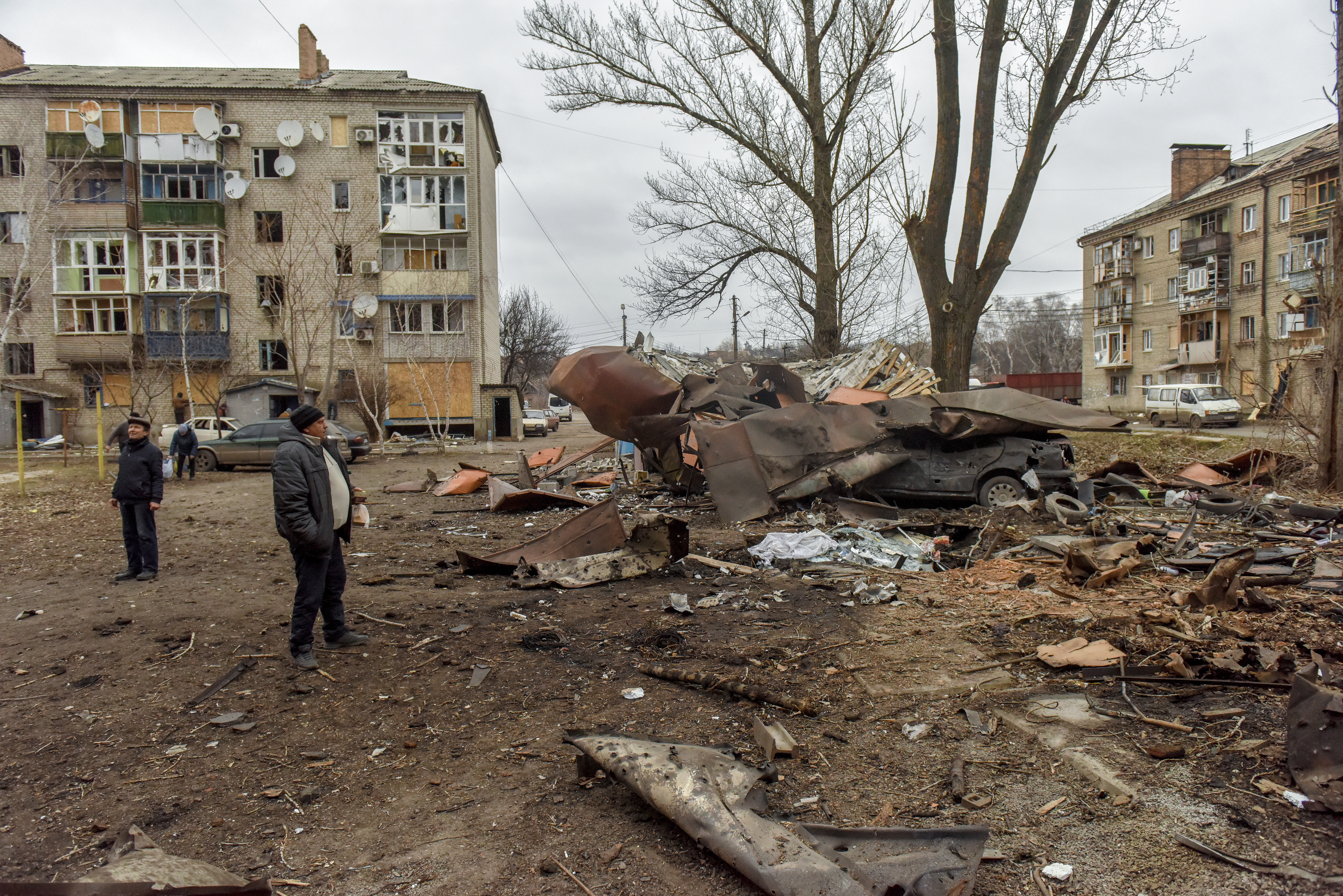 Residentes inspeccionan el lugar de un ataque con cohetes rusos en la ciudad de Konstyantynivka, región de Donetsk, ocurrido este sábado.