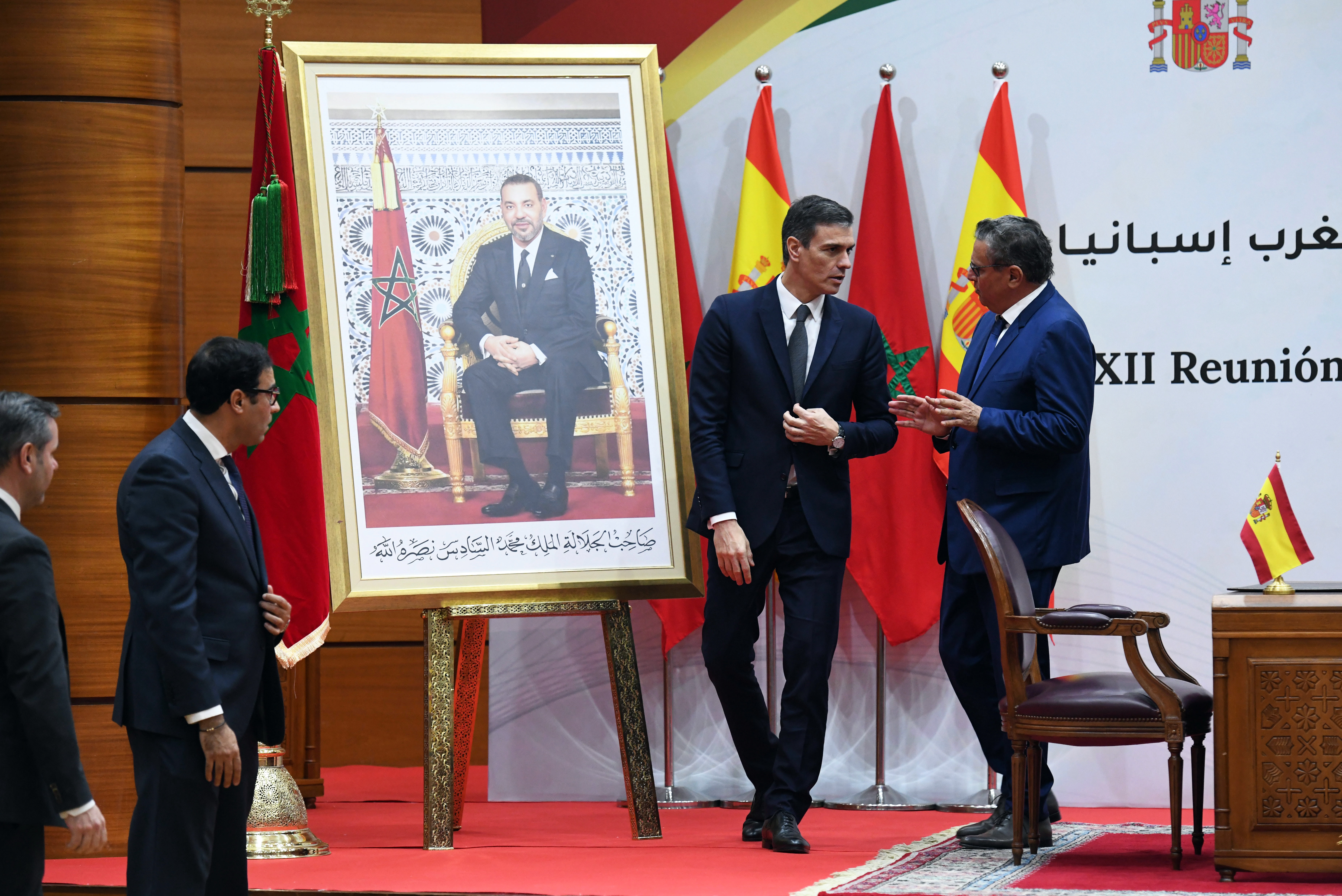 El presidente del Gobierno, Pedro Sánchez, y el primer ministro de Marruecos, Aziz Ajanuch. Al lado, una foto del rey Mohamed VI.