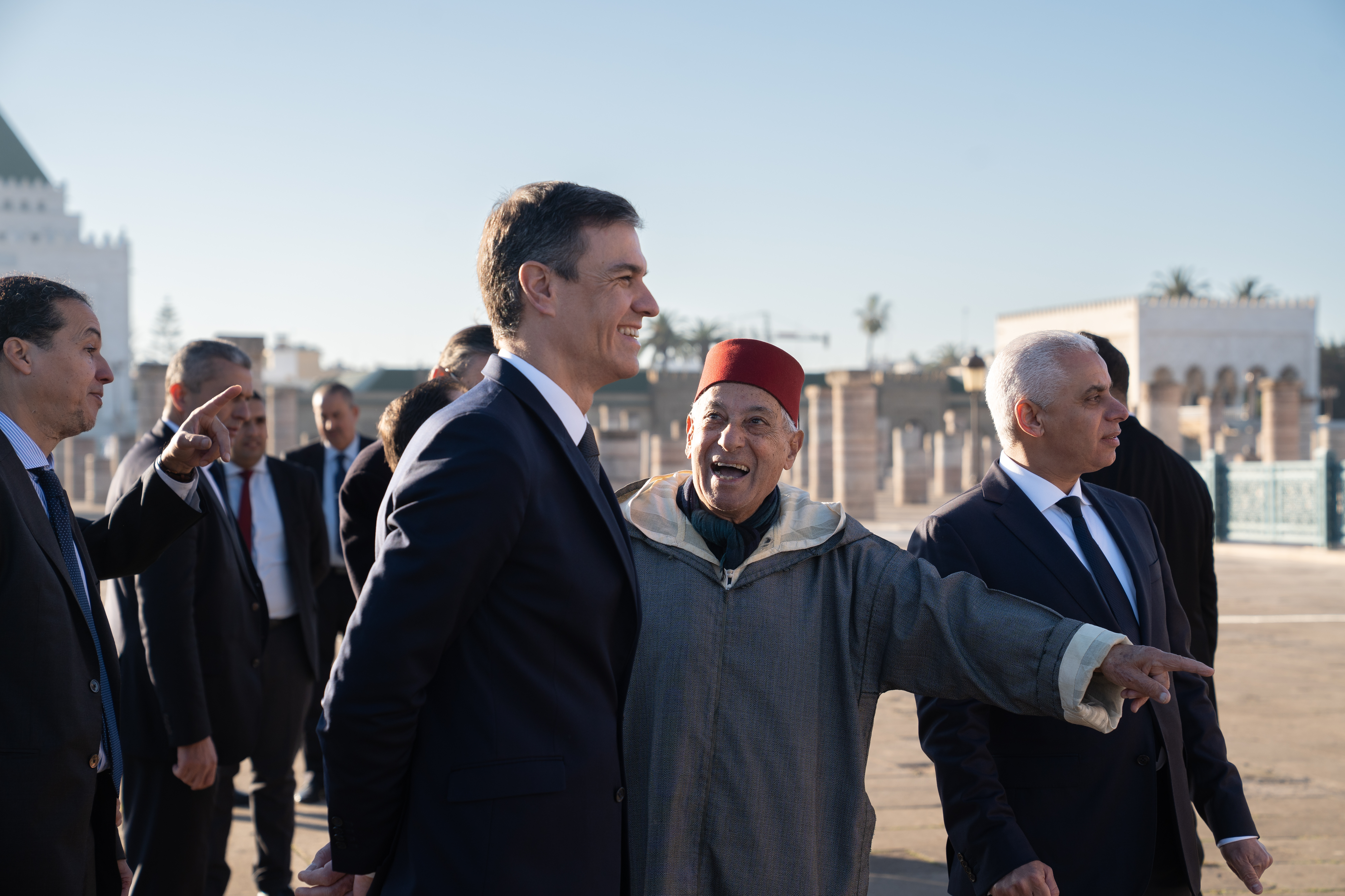 El presidente del Gobierno, Pedro Sánchez (c), y el historiador del Reino de Marruecos y portavoz del Palacio Real, Abdelhak Lamrin (2d), después de visitar el Mausoleo de Mohamed V, a 2 de febrero, en Rabat (Marruecos).