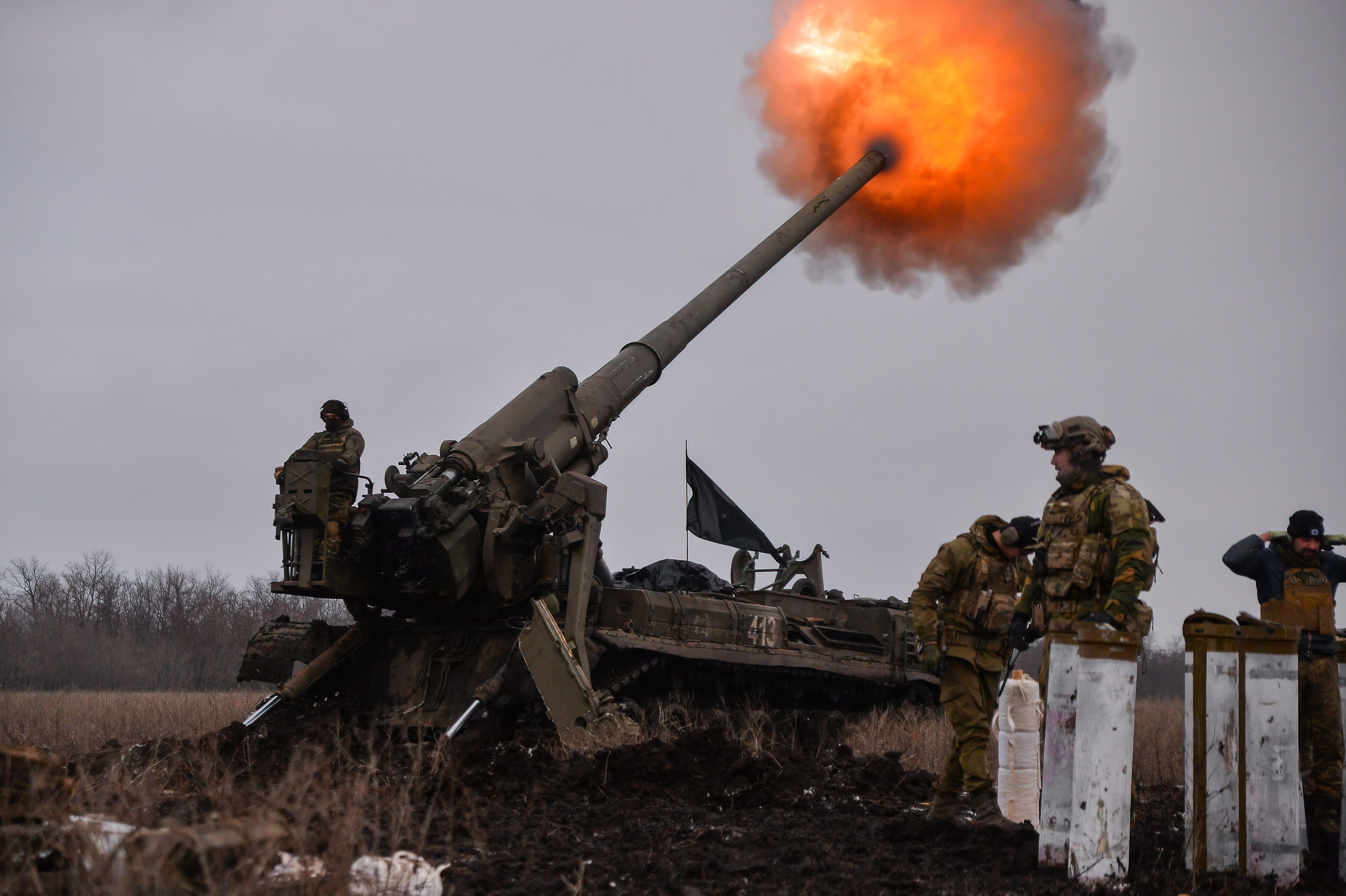Los equipos de artillería ucranianos disparan hacia las posiciones rusas en Bakhmut, el 5 de febrero de 2023.