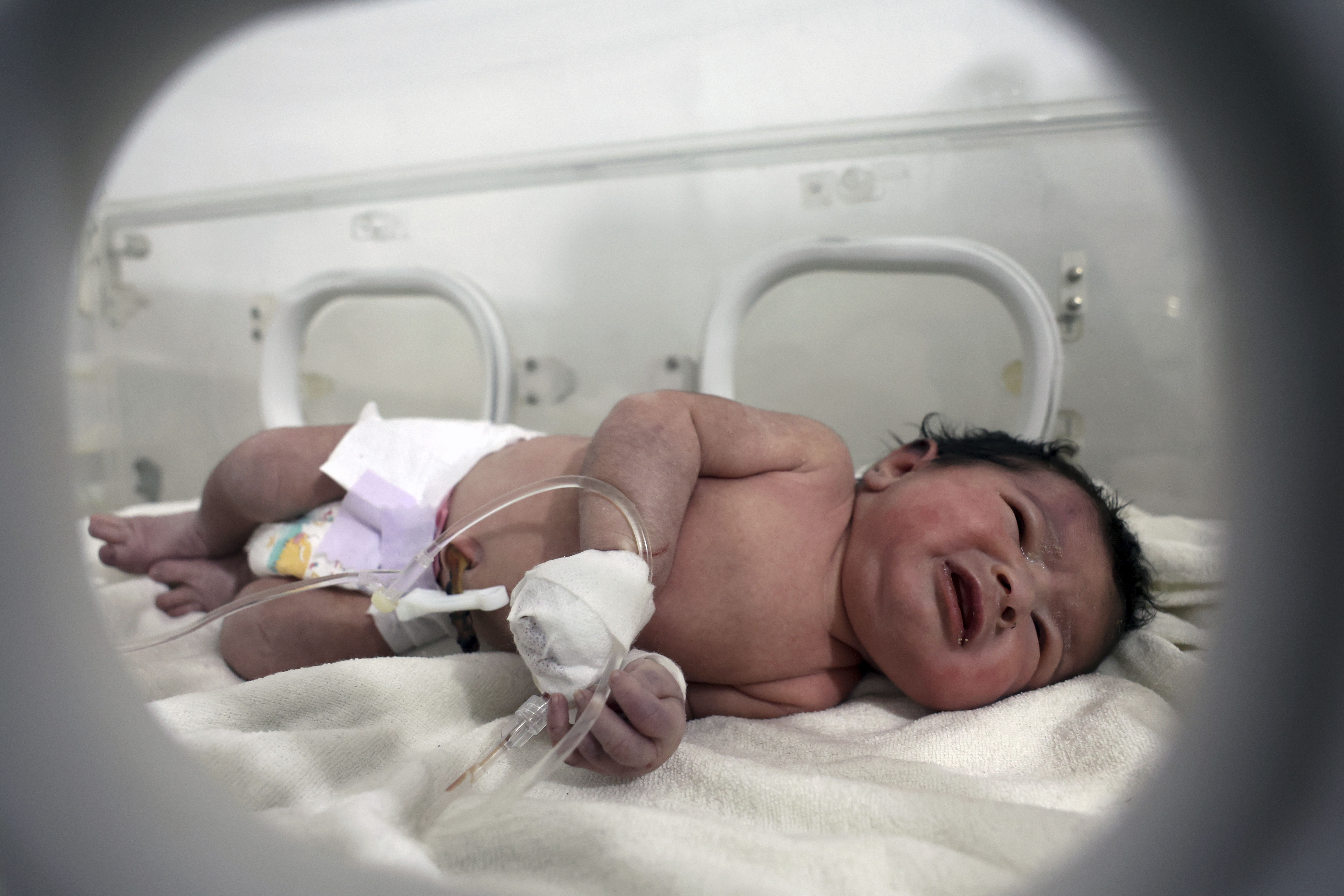 La bebé nacida entre los escombros del edificio derrumbado en Siria, ya en una incubadora de una maternidad de Alepo.