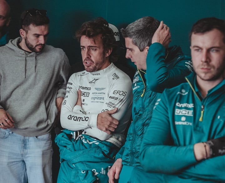 Alonso conversa con el equipo de Aston Martin en el box.