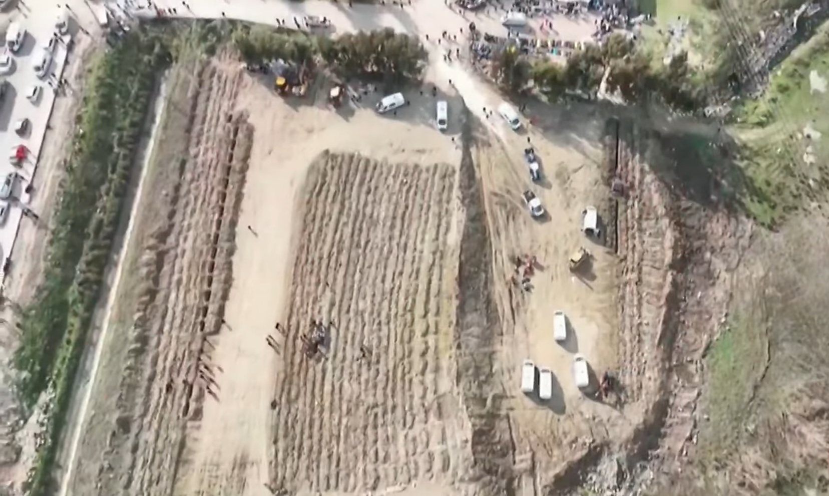 Imágenes a vista de dron de las tumbas cavadas en Hatay para las víctimas del terremoto en Turquía.